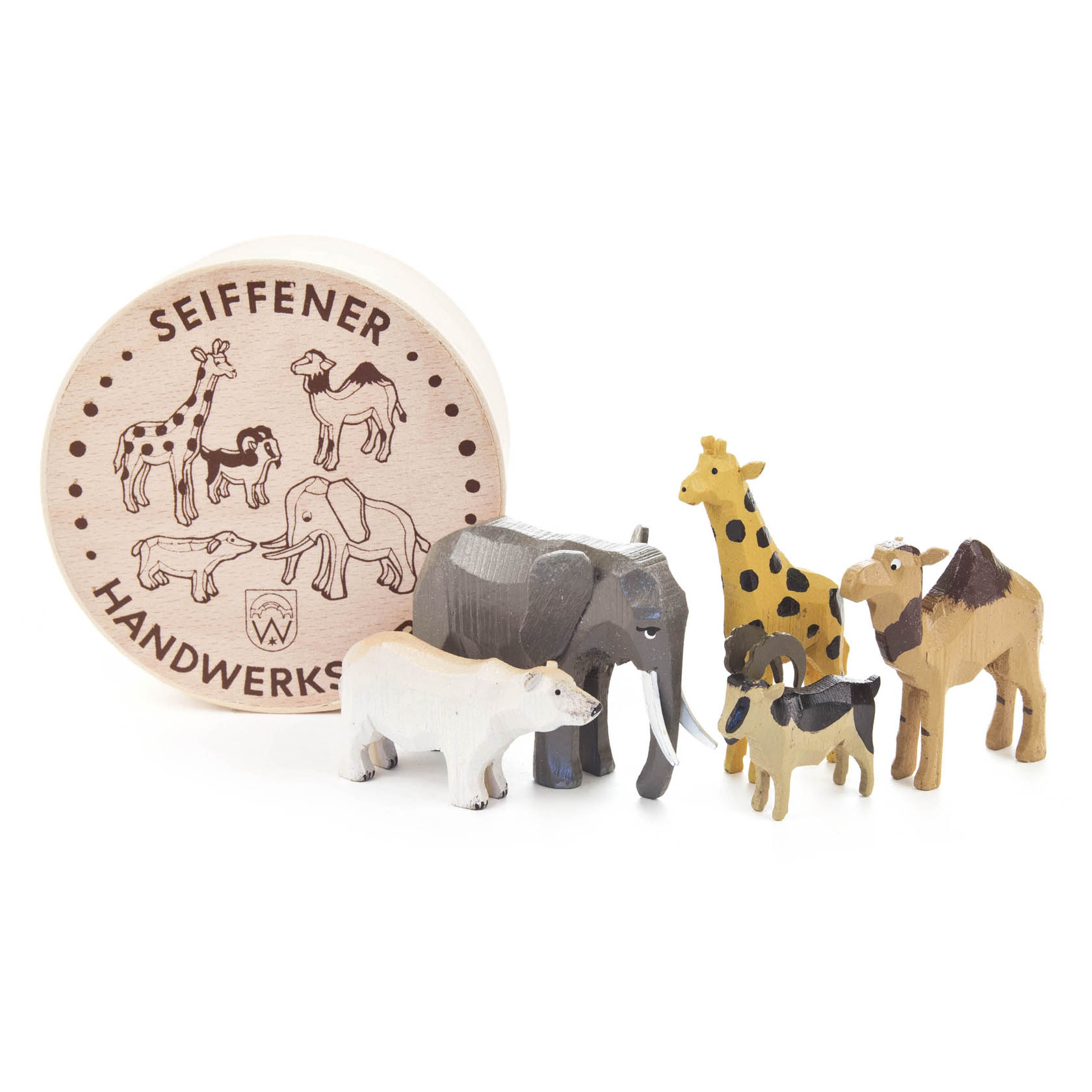 Sechs handgefertigte Holztierfiguren, darunter Elefant, Giraffe, Kamel, Esel, Pferd und Eisbär, sind vor einer runden Holzbox platziert. im Dregeno Online Shop günstig kaufen