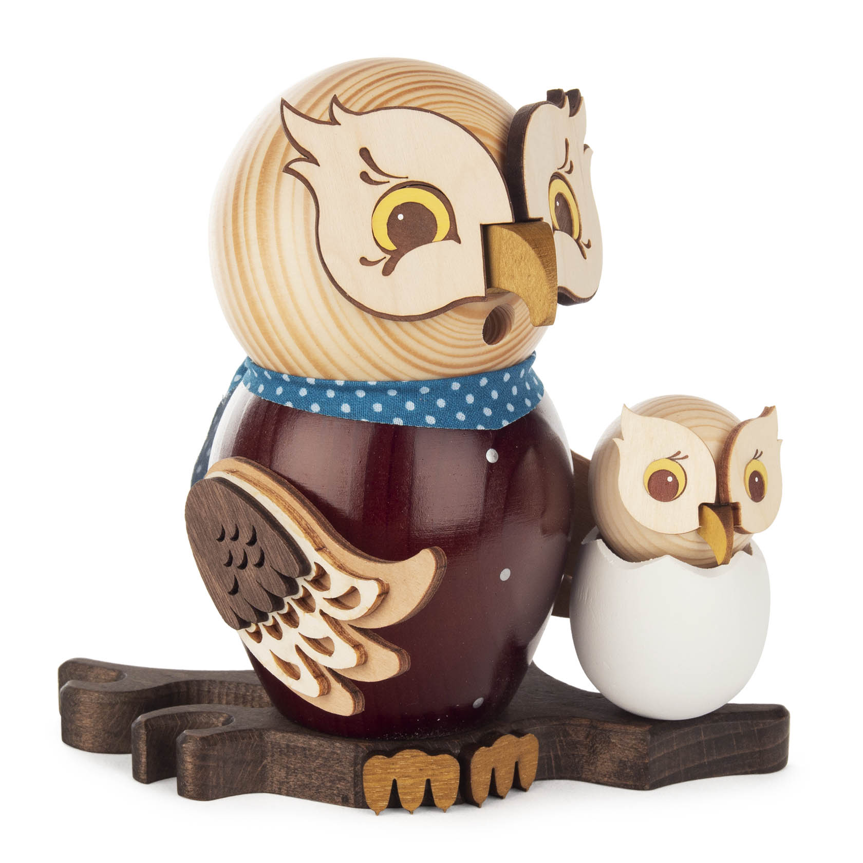 Holz-Räuchereule mit blauen Halstuch, sitzt auf einem Ast. Neben ihr sitzt ein kleiner Baby-Eule aus Holz, beide mit großen, aufmerksamen Augen. im Dregeno Online Shop günstig kaufen