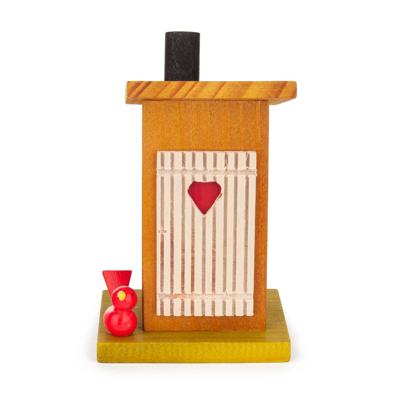 Holzräucherhaus in Form eines Toilettenhäuschens mit Herz auf der Tür, schwarzem Schornstein und kleinem roten Vogel auf der Basis.