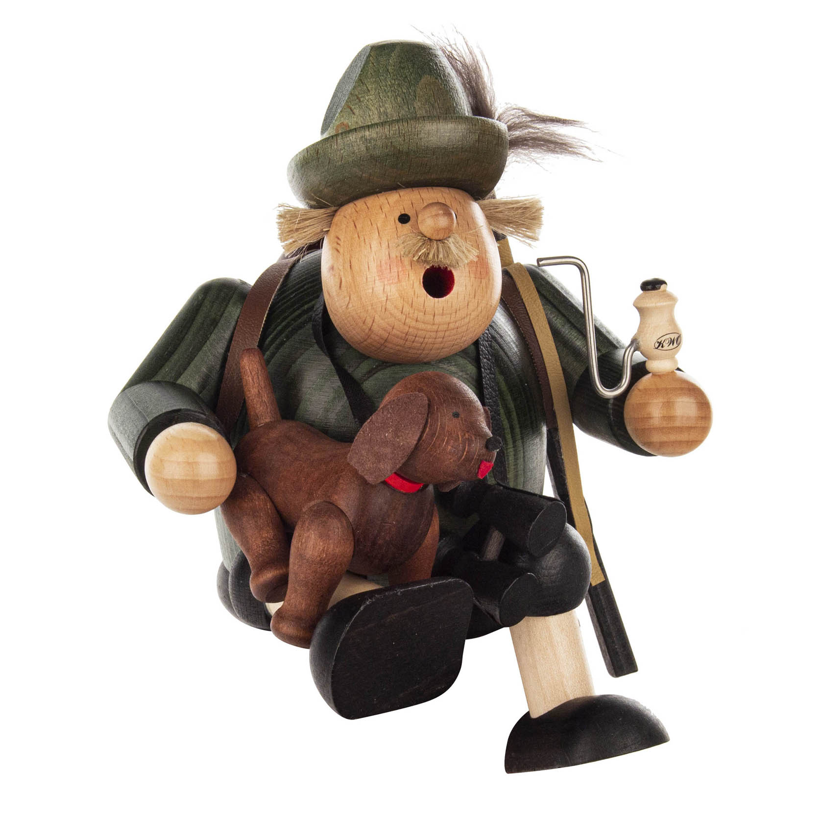 Holzfigur eines Försters mit moosgrünem Hut und Jacke, sitzend, rauchend und den Hund auf dem Schoß haltend. Der Förster trägt eine beige Hose und schwarze Schuhe. im Dregeno Online Shop günstig kaufen