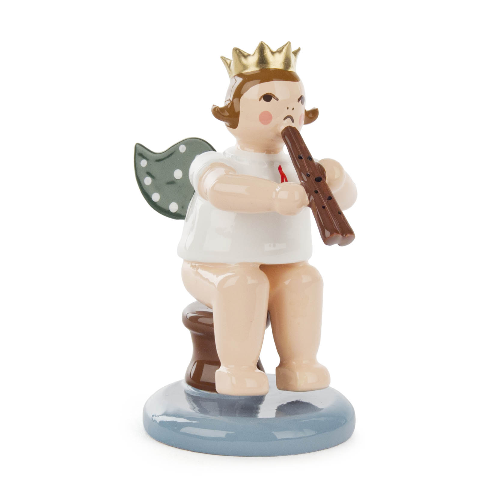 Engelfigur mit Krone sitzt auf einem Hocker und spielt eine Doppelflöte. Der Engel hat Flügel mit grünen Punkten. im Dregeno Online Shop günstig kaufen
