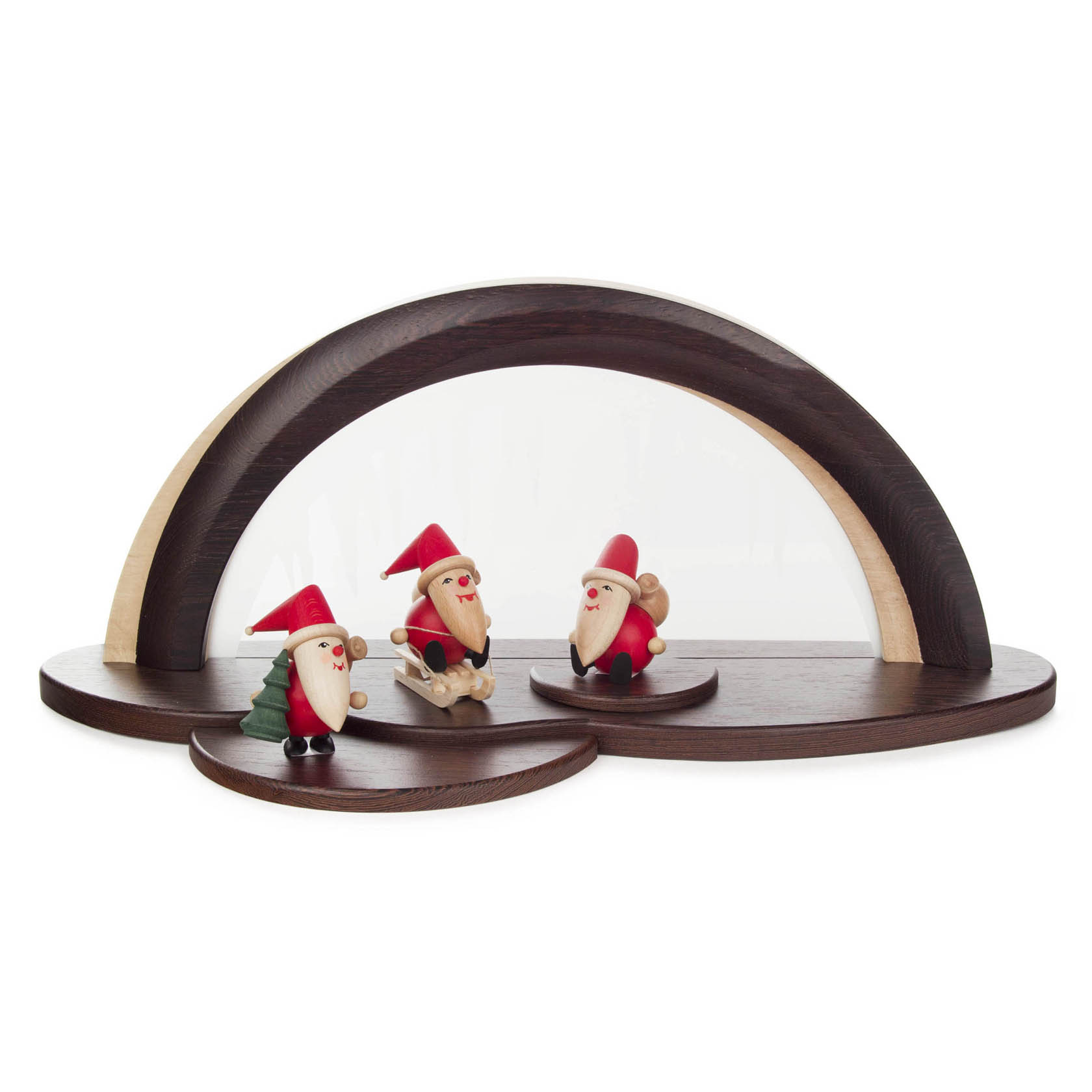Holzbogen mit LED-Beleuchtung, zeigt drei lustige Weihnachtsmannfiguren: einer sitzt, einer mit einem Baum und einer mit einem Schlitten. im Dregeno Online Shop günstig kaufen