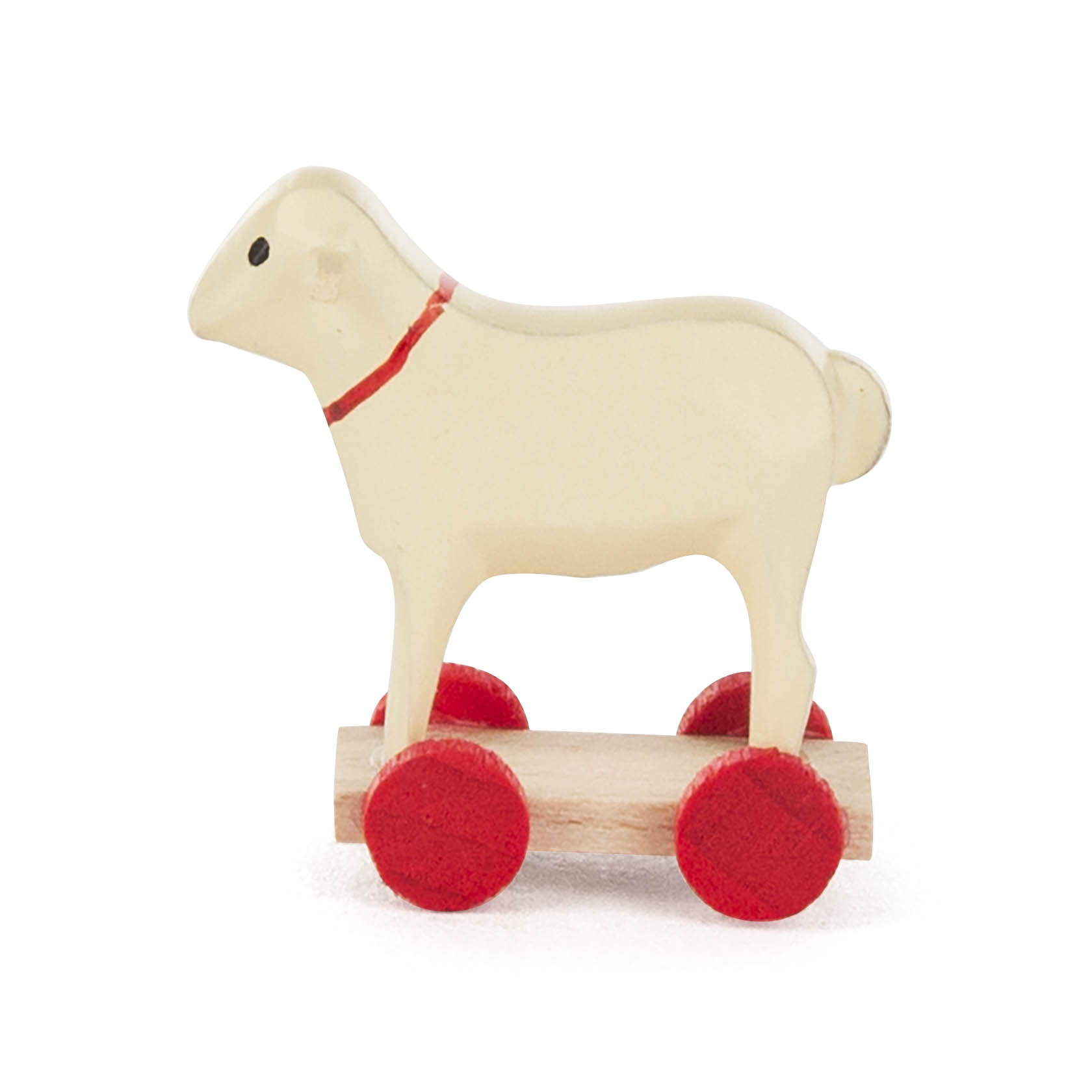 Ein kleines Spielzeug in Form eines weißen Schafs auf vier roten Rädern aus Holz. im Dregeno Online Shop günstig kaufen