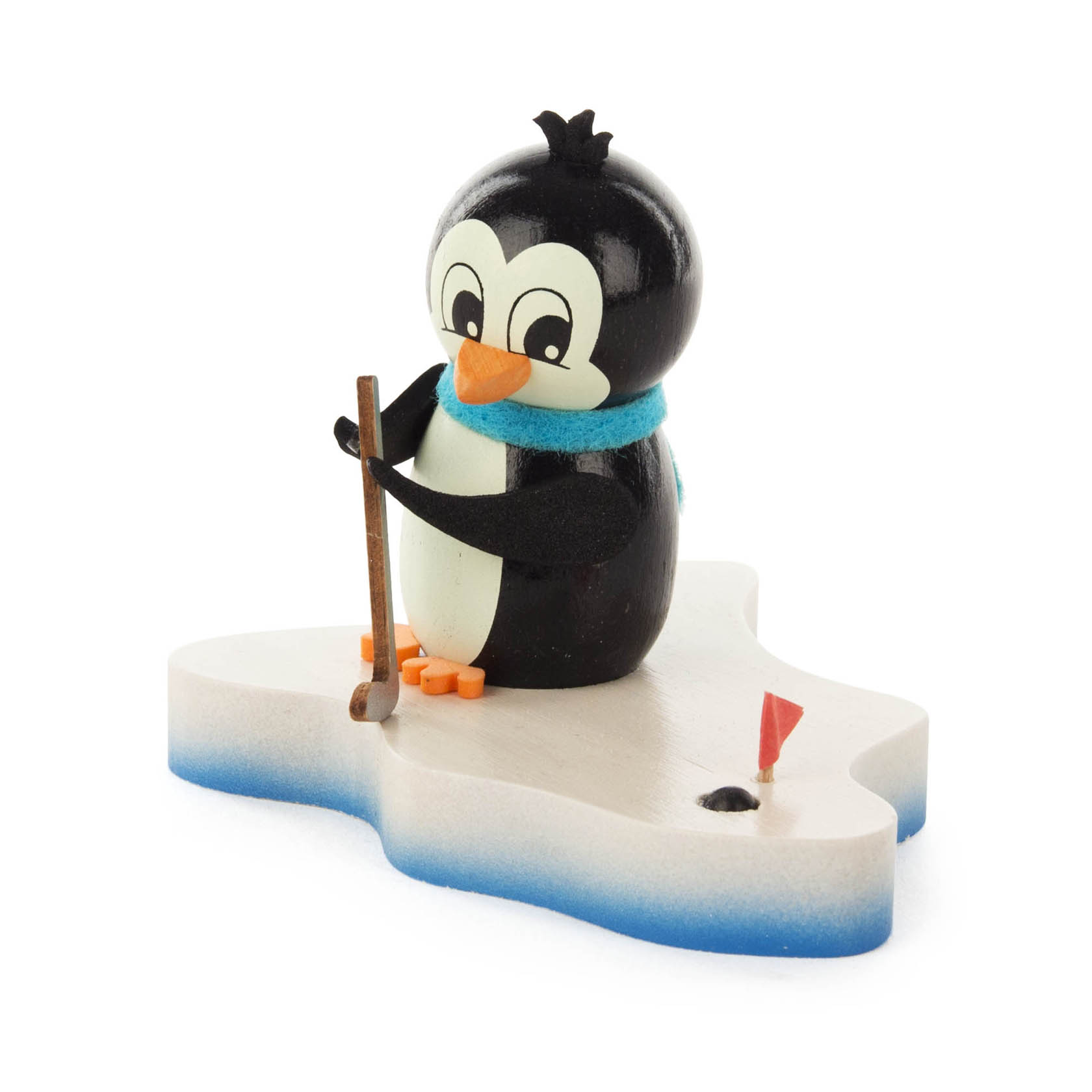 Ein fröhlicher Pinguin mit einem blauem Schal spielt Minigolf auf einer flache, eisförmigen Plattform mit einem Loch und roter Flagge.