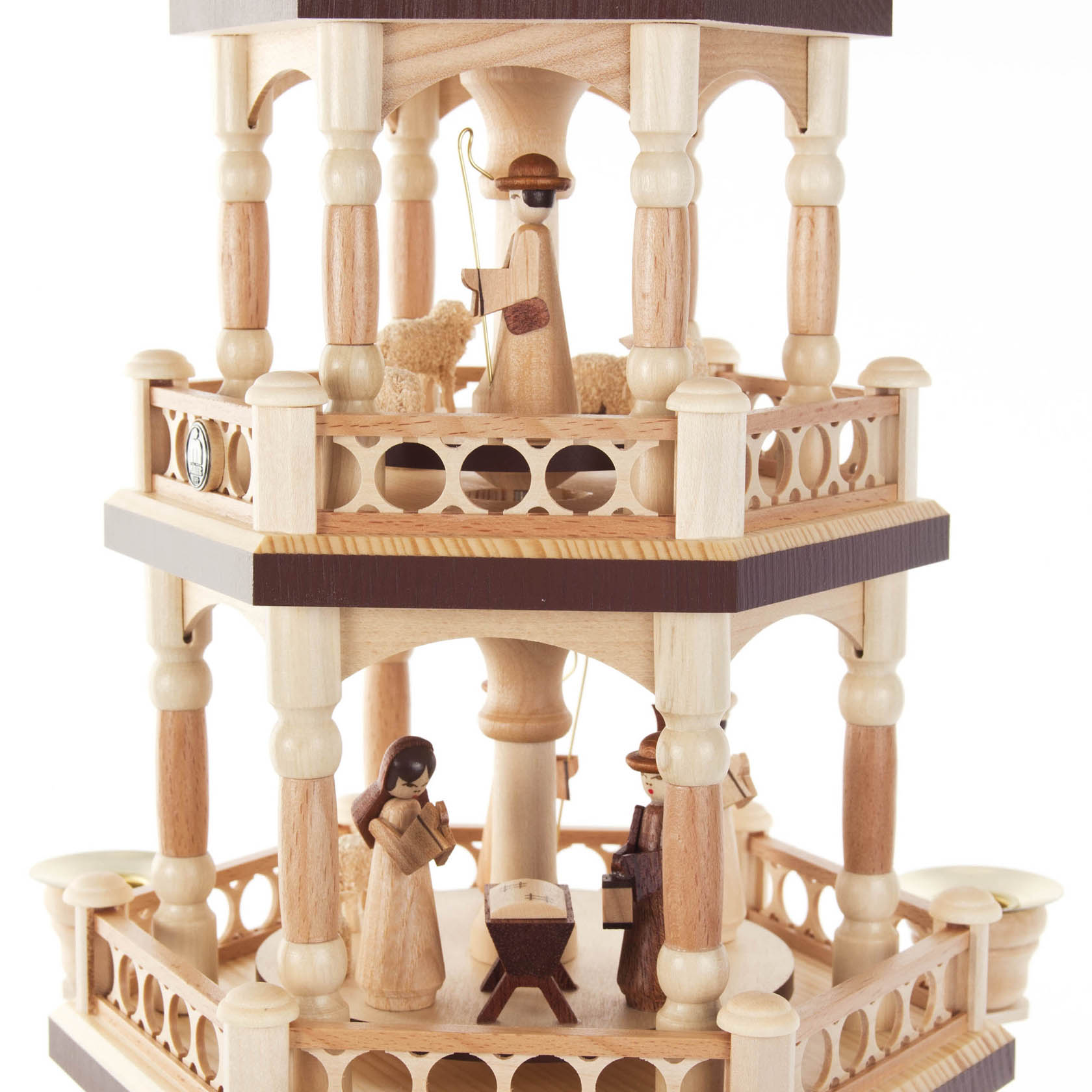 Holzpyramide mit vier Ebenen, auf der zweiten Ebene Figuren von Maria, Josef und Jesus als Kind in der Krippe. Die Pyramide ist für Kerzen mit 14mm Durchmesser geeignet.