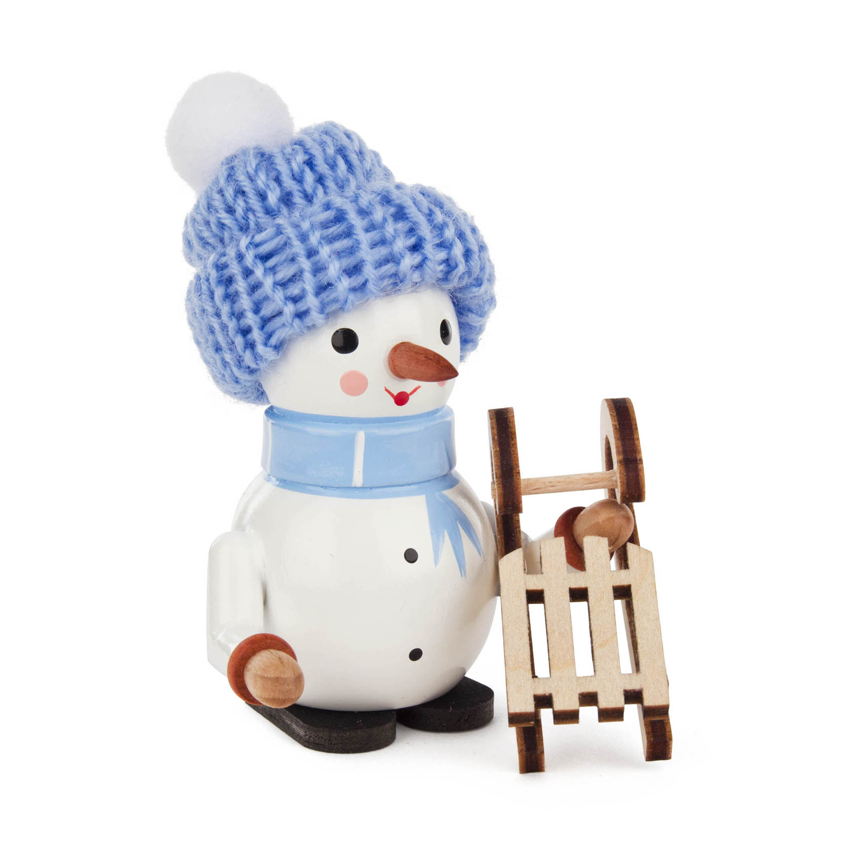 Kleiner Schneemann namens Oskar mit großer blauer Strickmütze und blauem Schal, hält einen Holzschlitten in der Hand. im Dregeno Online Shop günstig kaufen