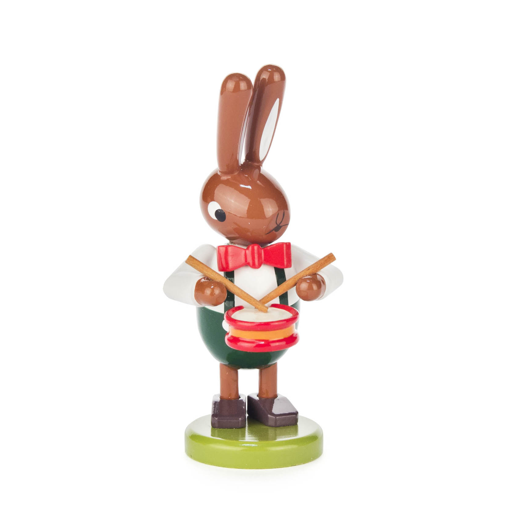 Holzfigur eines Hasen in festlicher Kleidung, der eine kleine Trommel spielt. im Dregeno Online Shop günstig kaufen