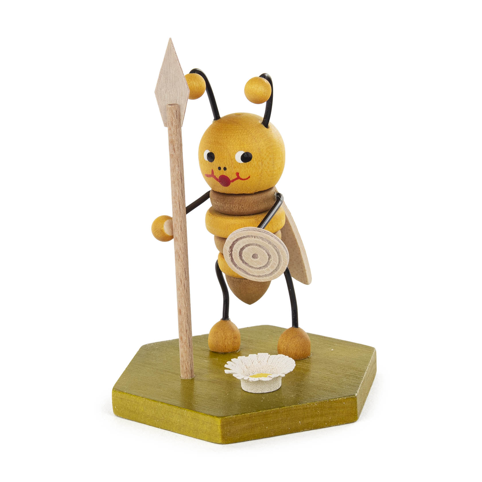 Holzfigur eines Bienenwächters mit Speer und rundem Schild, stehend auf einer grünen Plattform mit einer kleinen Blume. im Dregeno Online Shop günstig kaufen