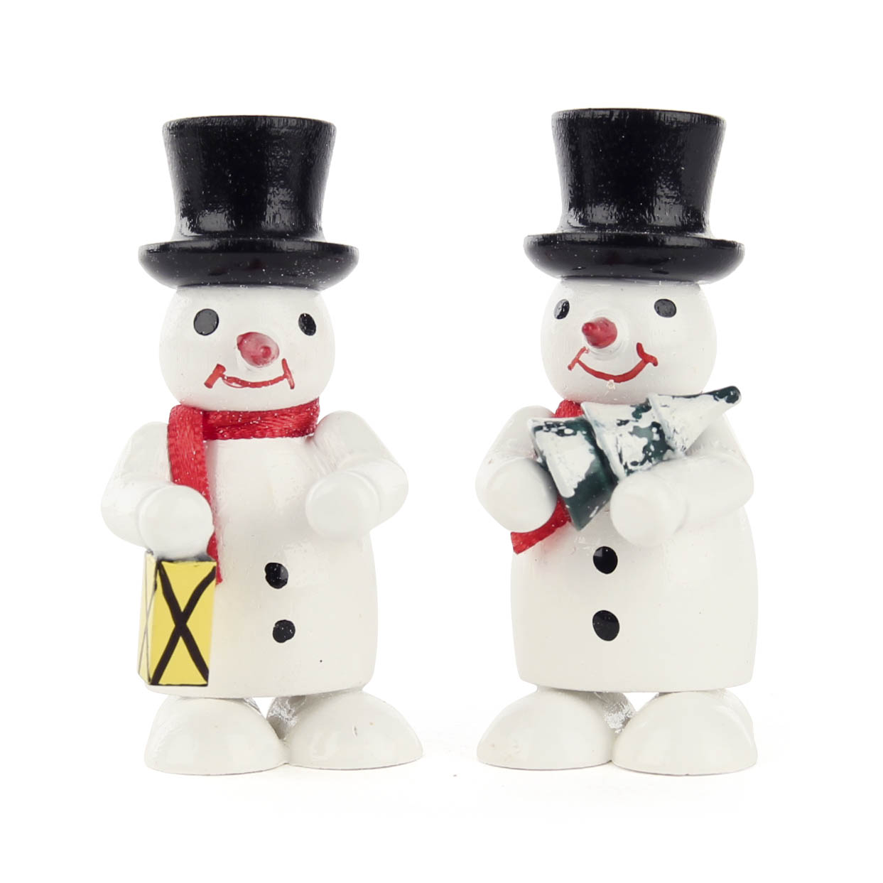 Zwei kleine Schneemann-Figuren mit schwarzen Zylindern. Einer hält eine gelbe Laterne, der andere einen kleinen Weihnachtsbaum. im Dregeno Online Shop günstig kaufen