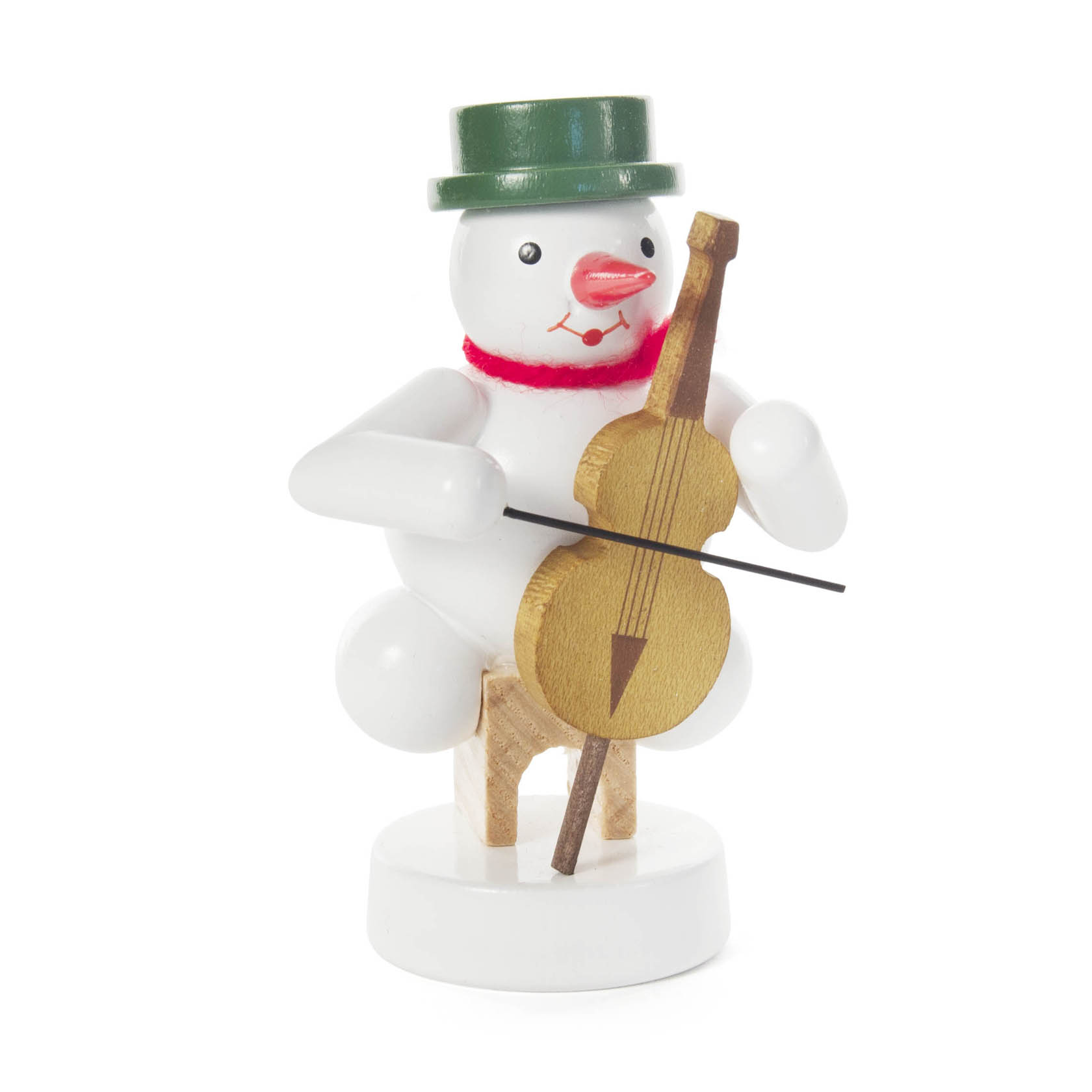 Ein kleiner, holztransparenter Schneemann mit grünem Hut spielt ein Cello aus Holz. Der Schneemann trägt einen roten Schal und sitzt auf einem weißen Podest. im Dregeno Online Shop günstig kaufen