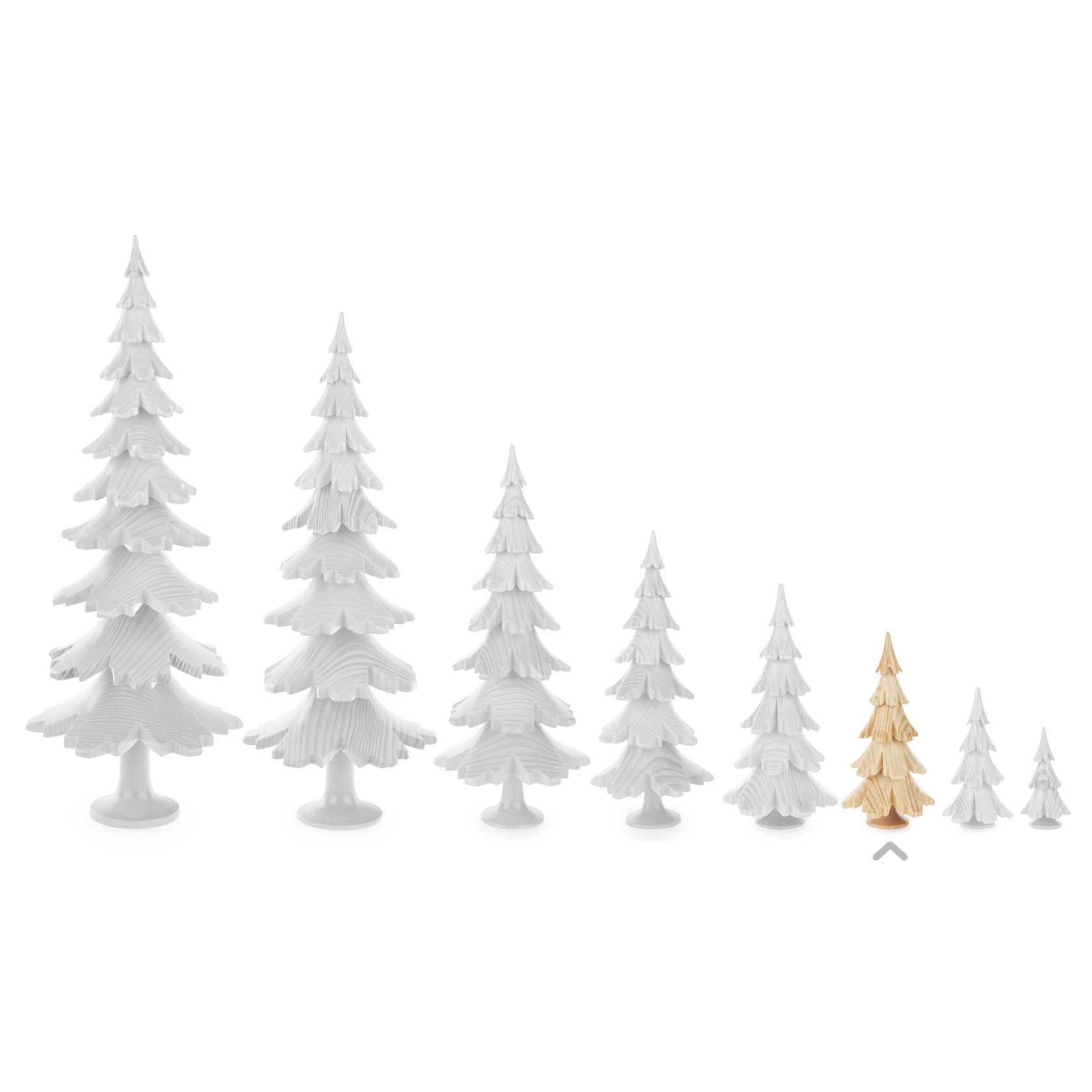 Gruppe von acht stilisierten Holzbäumen, sieben sind weiß und unterschiedlich groß, einer ist naturfarben und klein.