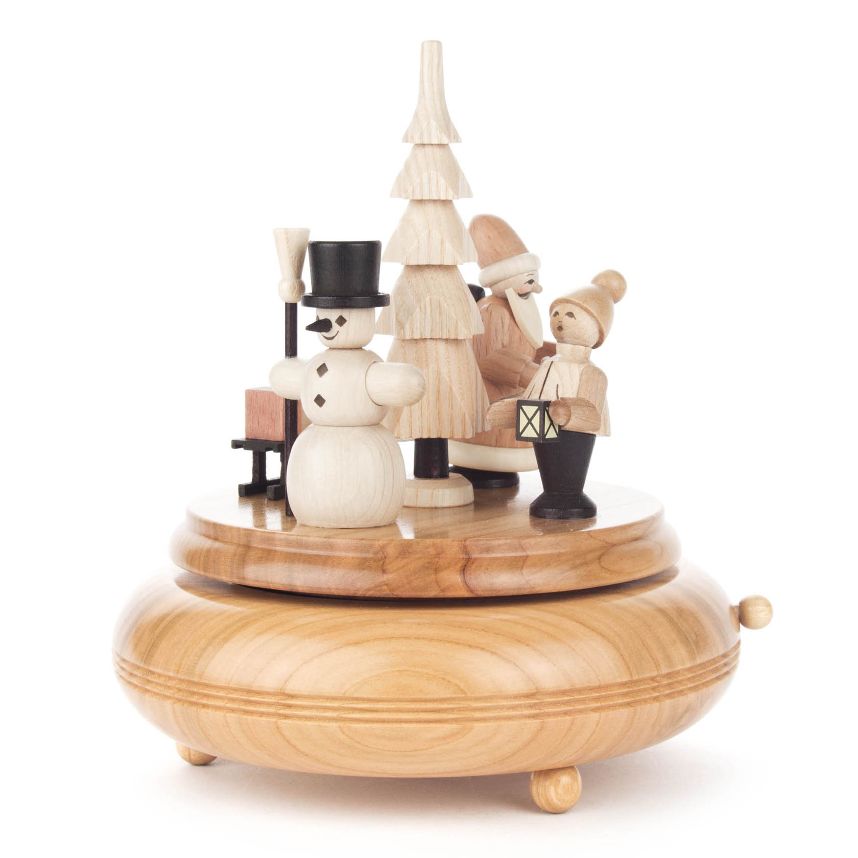 Holzspieldose mit Schneemann, Weihnachtsmann, einem Schlitten und einem Kind. Die Figuren stehen um einen Baum, der Schneemann hält einen Besen, das Kind eine Laterne. im Dregeno Online Shop günstig kaufen