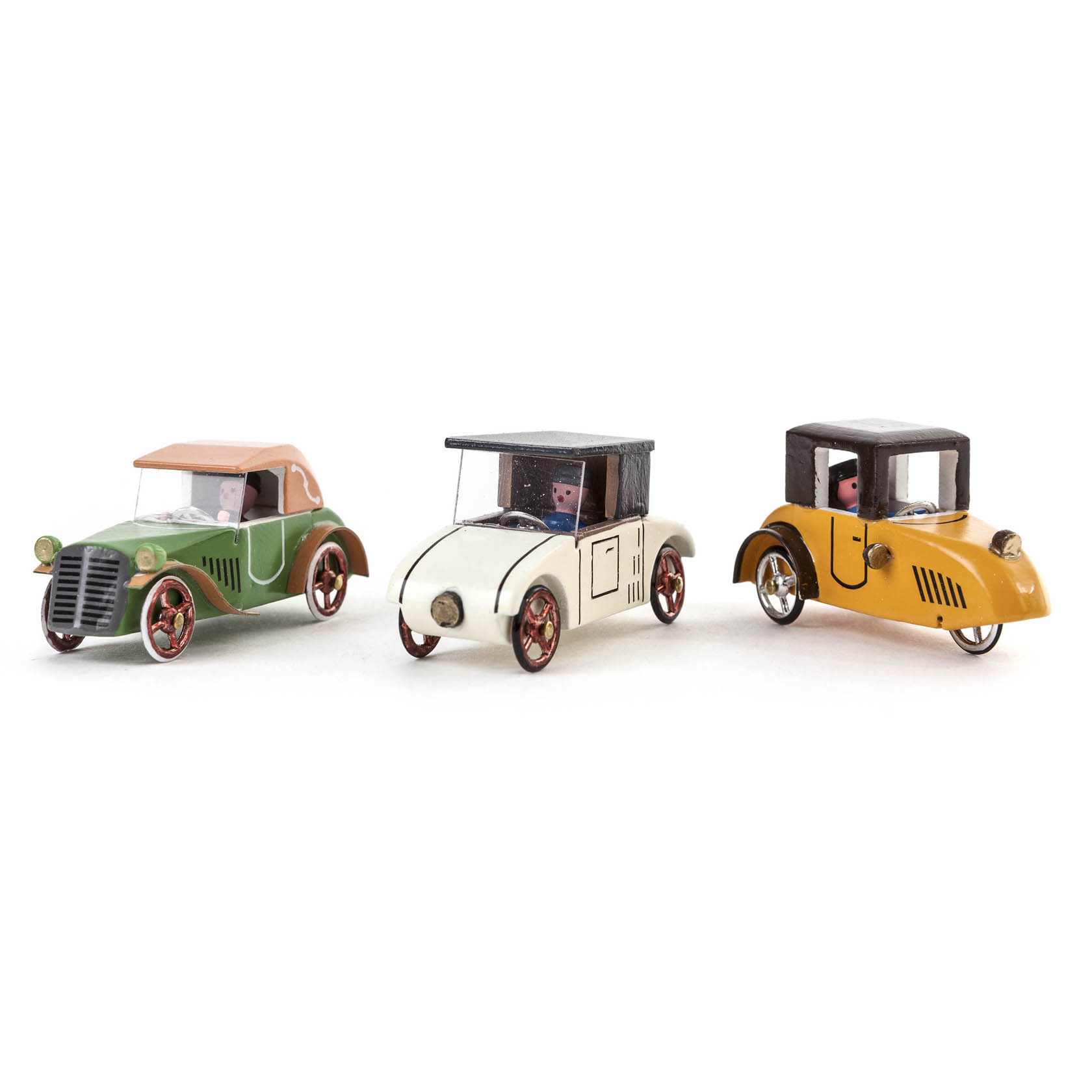 Drei Miniaturautos. Links ein grünes mit braunem Dach, in der Mitte ein weißes mit schwarzem Dach, rechts ein gelbes mit schwarzem Dach. im Dregeno Online Shop günstig kaufen