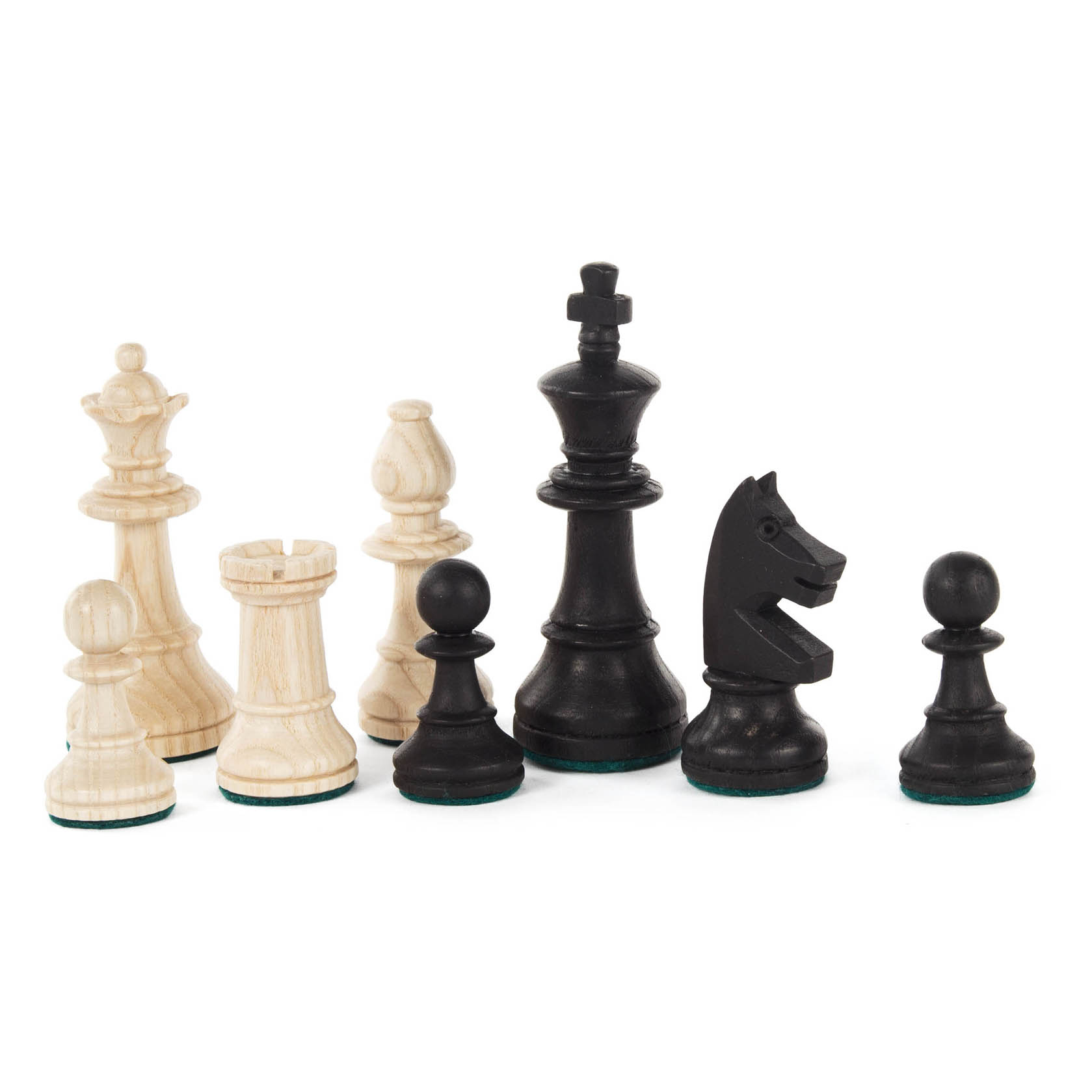Zwei vollständige Schachfiguren-Sets, eines aus hellem, eines aus dunklem Holz, stehen aufrecht ohne Brett.