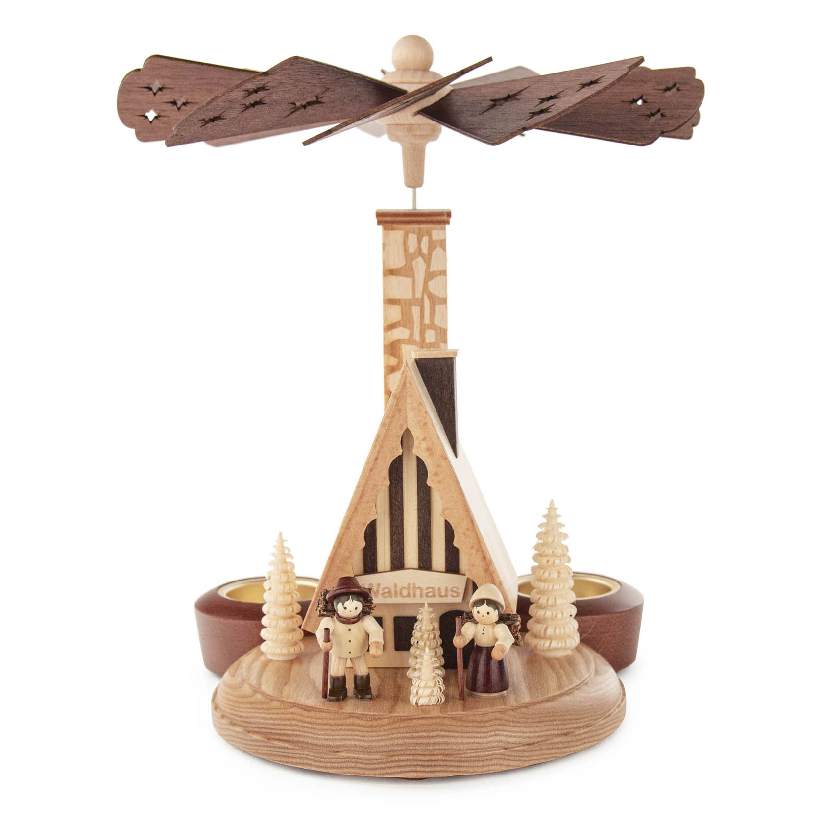 Holzräucherpyramide in Form eines Waldhauses mit zwei Figuren und kleinen Bäumen. Oben befindet sich ein drehbares Windrad. im Dregeno Online Shop günstig kaufen
