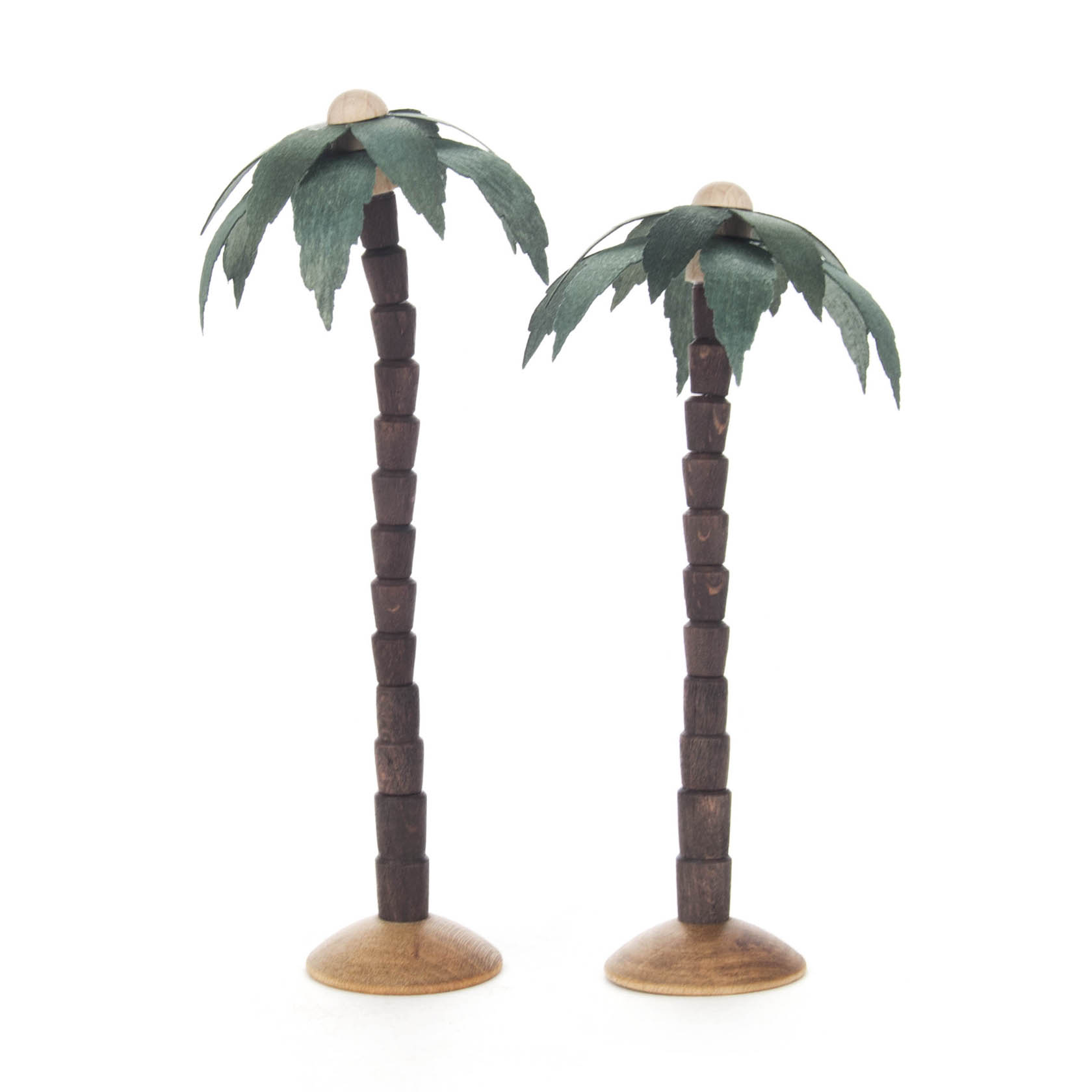 Zwei handgefertigte, bunte Miniatur-Palmen aus Holz, eine etwas kleiner als die andere, mit dunkelbraunen Stämmen und grünen Blättern. im Dregeno Online Shop günstig kaufen