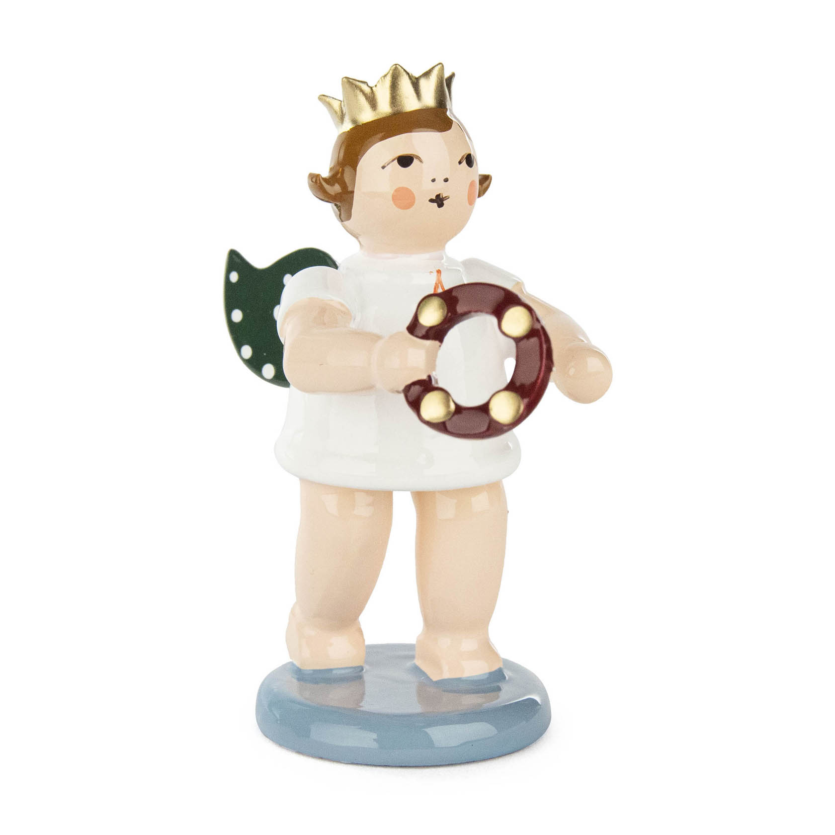A porcelain angel figure with short brown hair, wearing a gold crown and holding a tambourine, standing on a blue base. The angel has green wings with white dots. im Dregeno Online Shop günstig kaufen