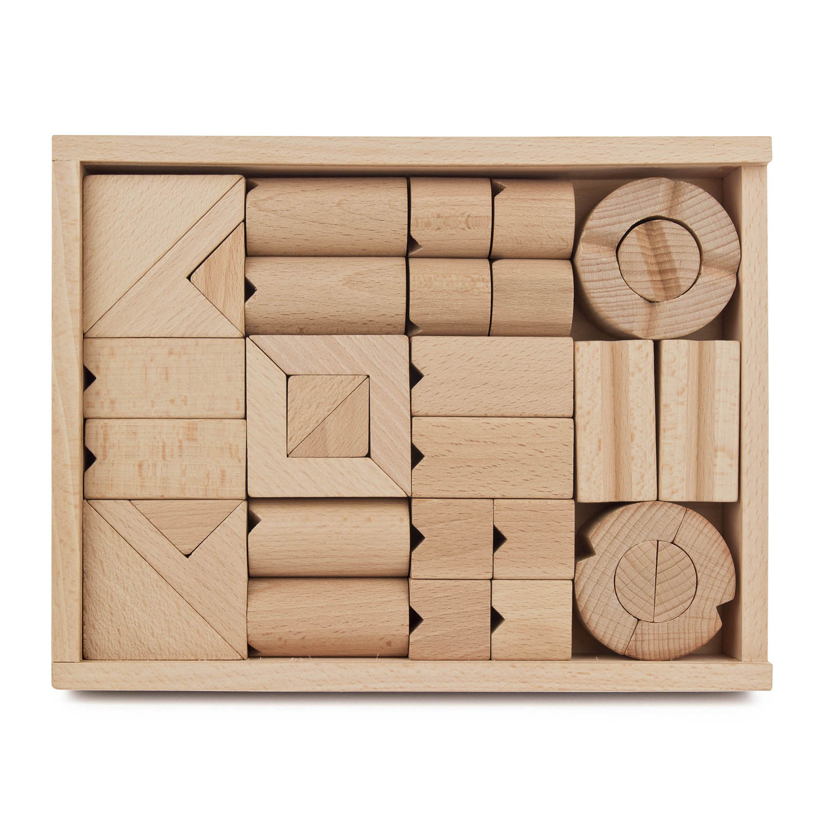 Ein Set aus 34 naturfarbenen, geometrischen Holzbausteinen in verschiedenen Formen, ordentlich in einem rechteckigen Tablett angeordnet.