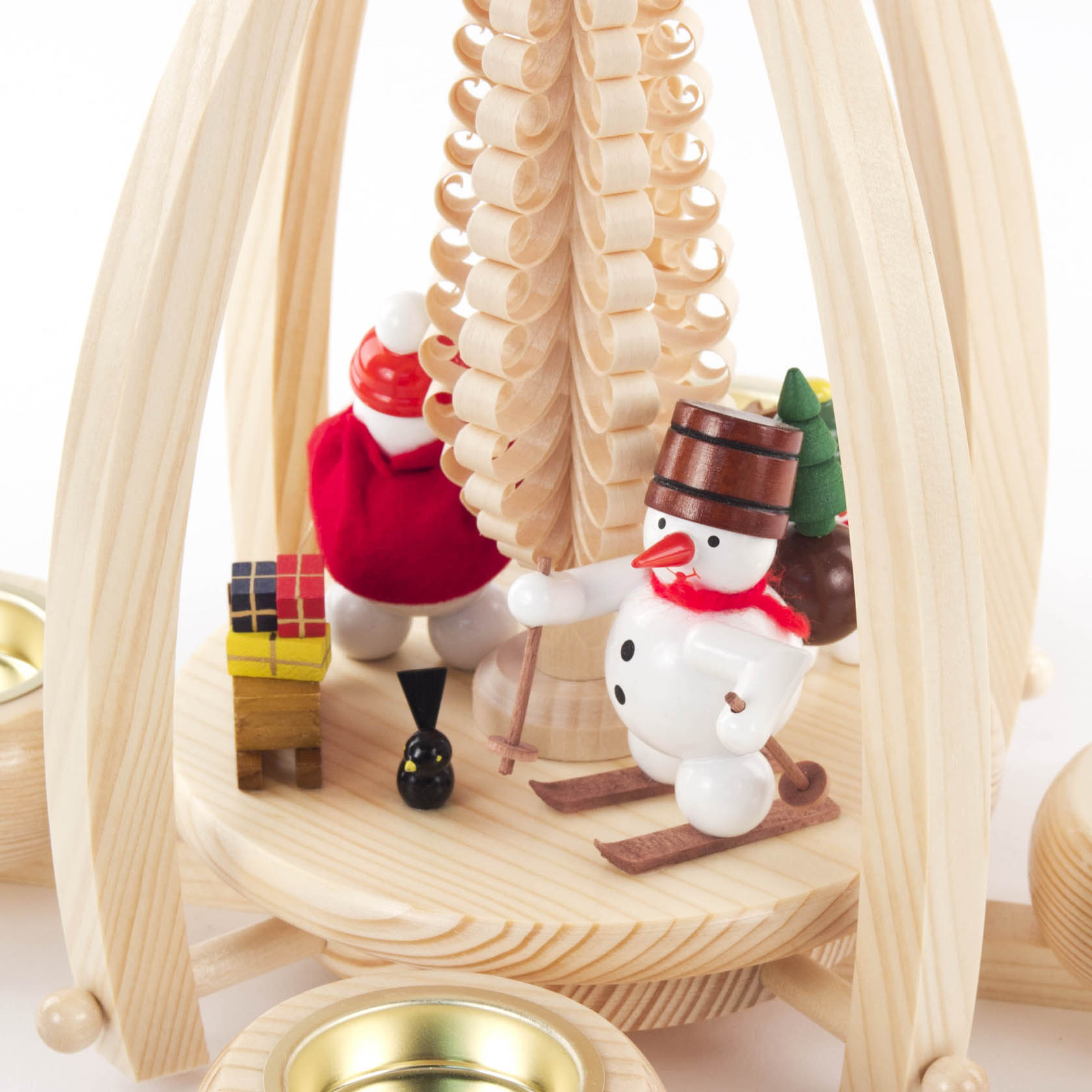 Holzpyramide mit Schneemann-Figuren, Teelichthalter unten, Schneemann mit rotem Gürtel und Schneeschaufel steht vor einer Spirale.
