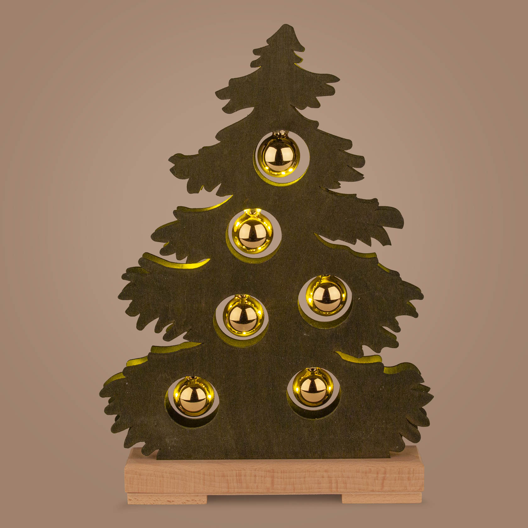 Kleine grün gebeizte Tanne mit sechs goldenen Kugeln und einer 10er LED-Lichterkette, USB-betrieben, auf einem Holzsockel stehend.
