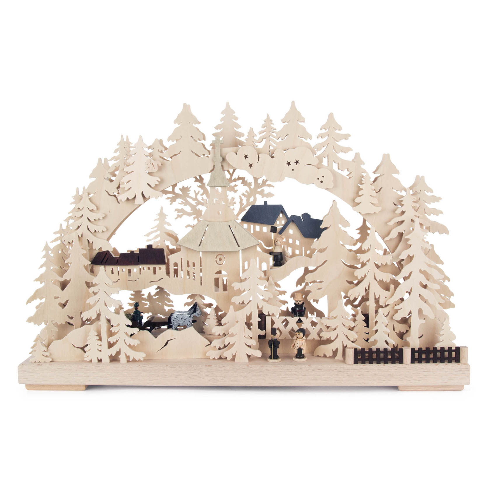Schwibbogen aus Holz mit erzgebirgischen Weihnachtsszenen, elektrisch beleuchtet. Im Vordergrund ein Fichtenwald, eine Kirche, Häuser und Figuren. im Dregeno Online Shop günstig kaufen