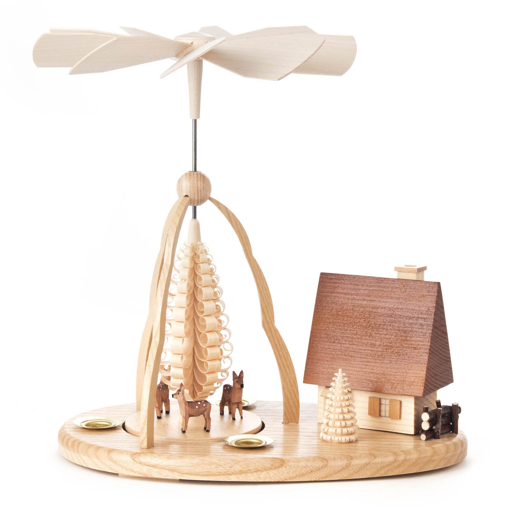 Holzpyramide mit naturbelassenen Flügeln, drei geschnitzte Rehe, ein Räucherhaus und zwei Kerzenhalter für 14mm Kerzen. im Dregeno Online Shop günstig kaufen