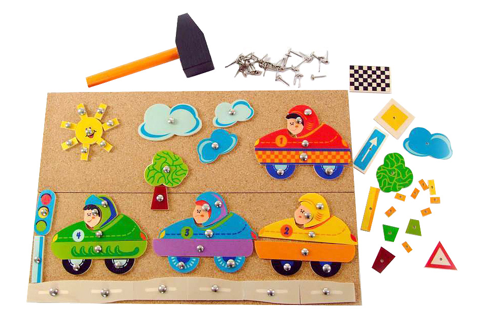 Ein Holzbrettspiel mit drei bunten Rennwagen und Figuren, einem Hammer, Nägeln und einer Zielflagge. Es gibt Wolken, Bäume und eine Sonne als Dekoration. im Dregeno Online Shop günstig kaufen