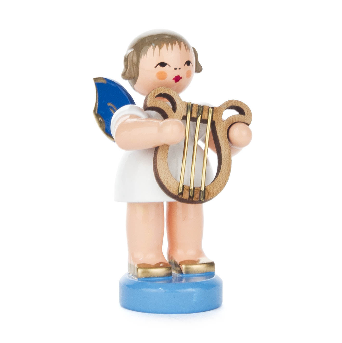 Holzfigur eines Engels mit kurzen braunen Haaren, blauen Flügeln, der eine Leier in den Händen hält. Der Engel trägt ein weißes Kleid und steht auf einem blauen Sockel. im Dregeno Online Shop günstig kaufen