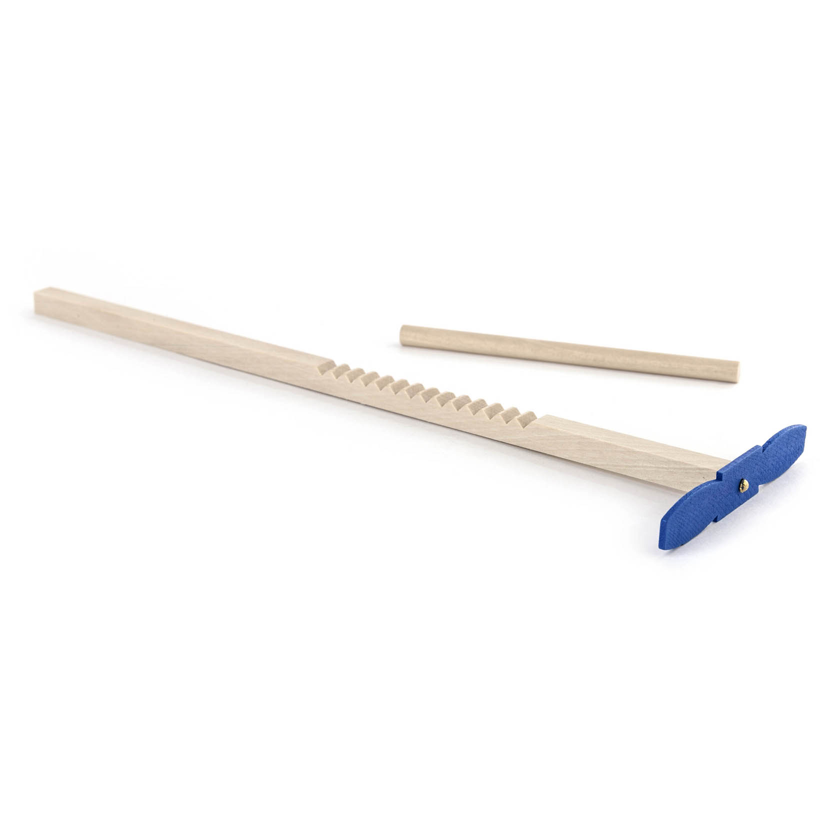 Ein Holzstab mit einer blauen Plastikspitze und einer gezackten Oberfläche in der Mitte, daneben ein kürzerer Holzstab. im Dregeno Online Shop günstig kaufen