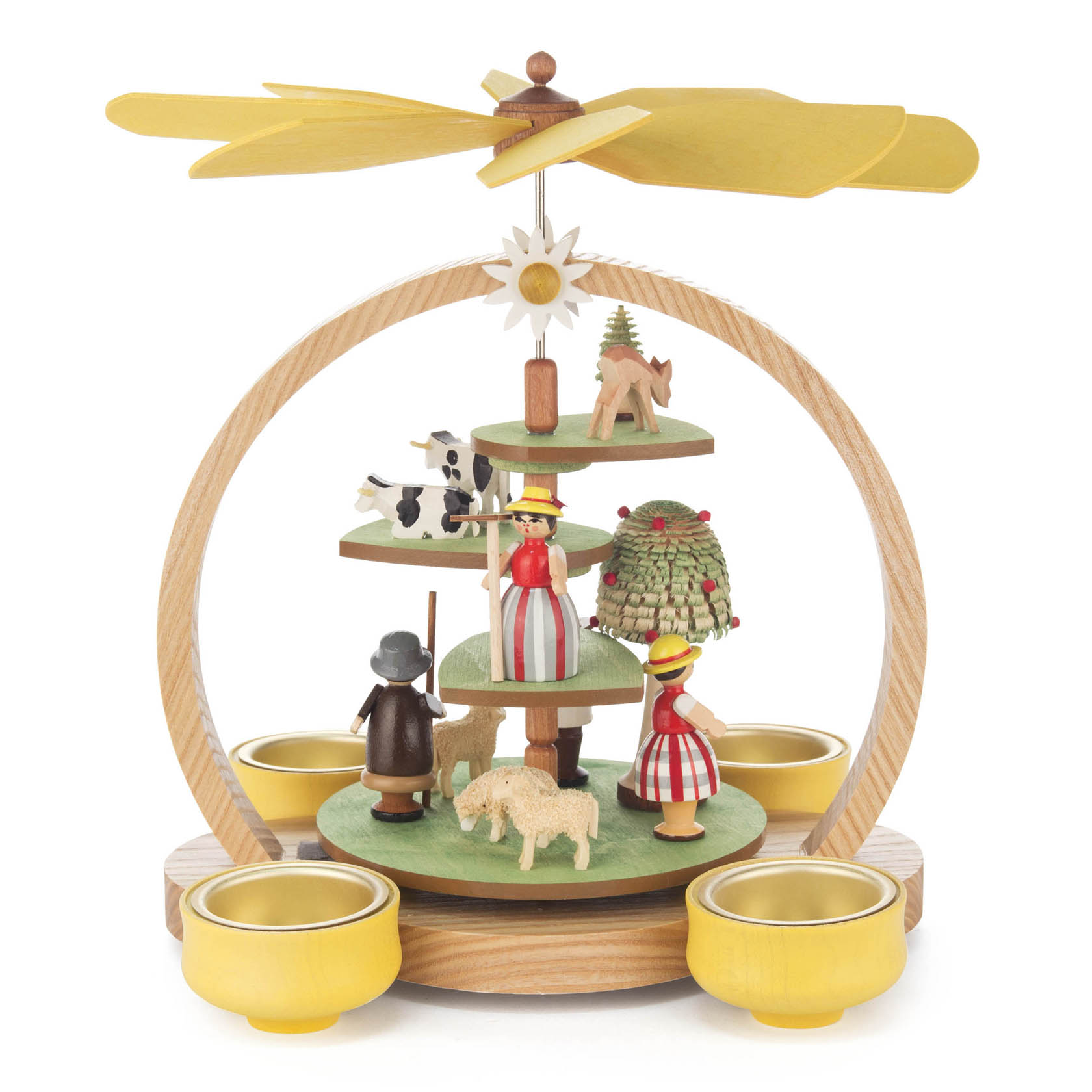 Holzpyramide für Teelichte mit drei Ebenen. Auf jeder Ebene stehen Holzfiguren: unten Hirte mit Schaf, Mitte zwei Bäuerinnen, oben Baum mit Reh und Kuh. im Dregeno Online Shop günstig kaufen