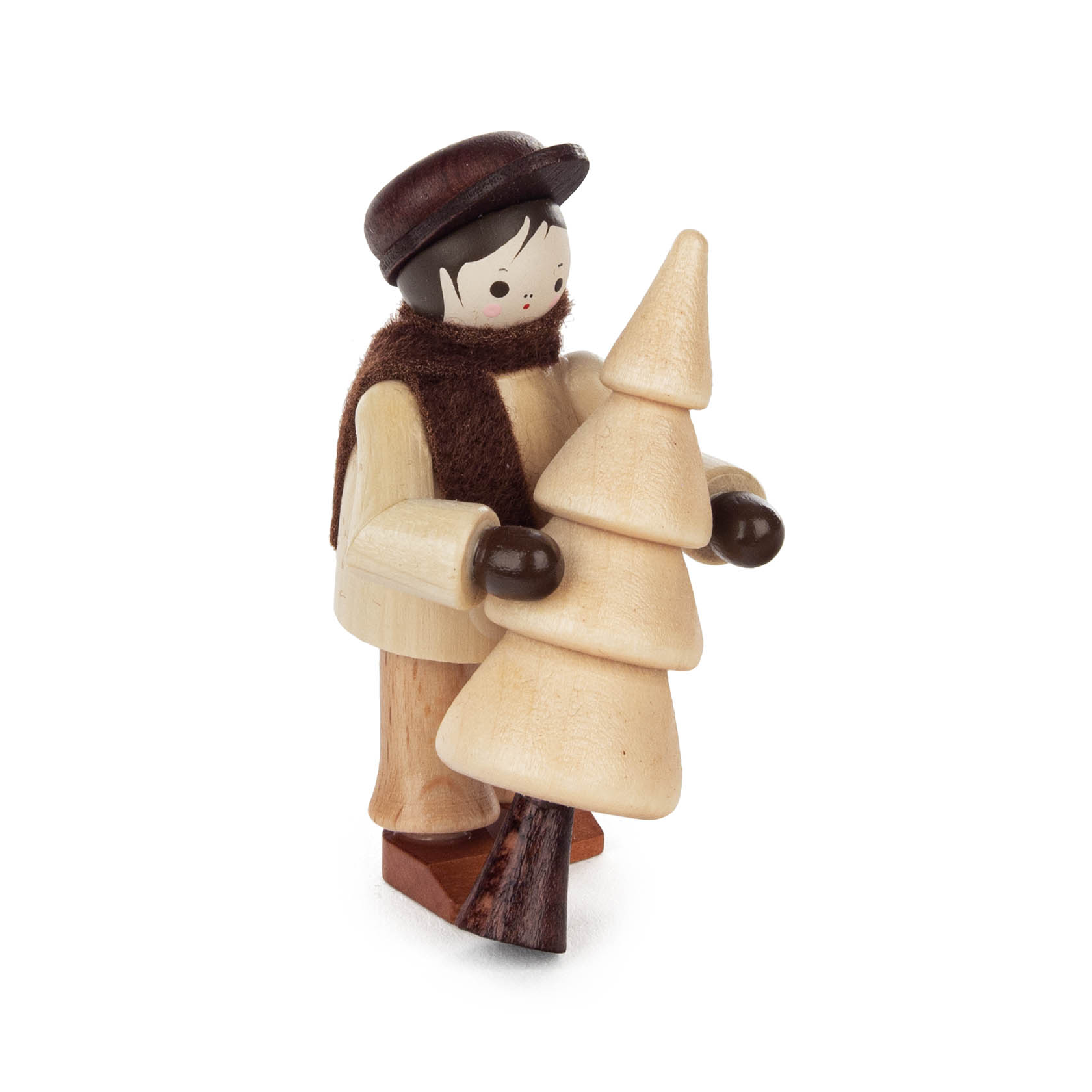 Ein holzgeschnitzter Weihnachtsmann in Naturtönen trägt einen einfachen Holz-Weihnachtsbaum und trägt einen braunen Schal und Hut. im Dregeno Online Shop günstig kaufen