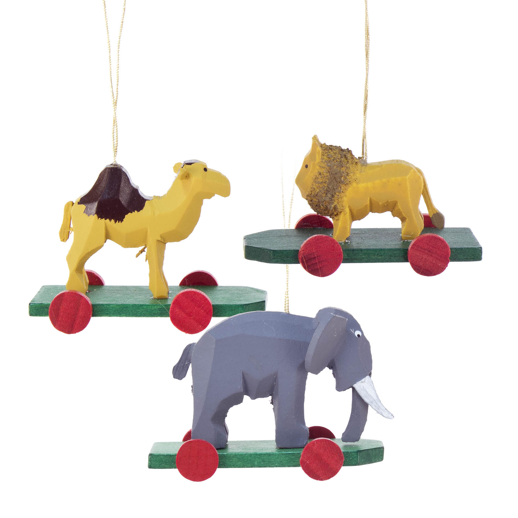 Drei hölzerne Wildtiere, ein Kamel, ein Löwe und ein Elefant, sitzen auf grünen Plattformen mit roten Rädern und sind an Fäden aufgehängt. im Dregeno Online Shop günstig kaufen
