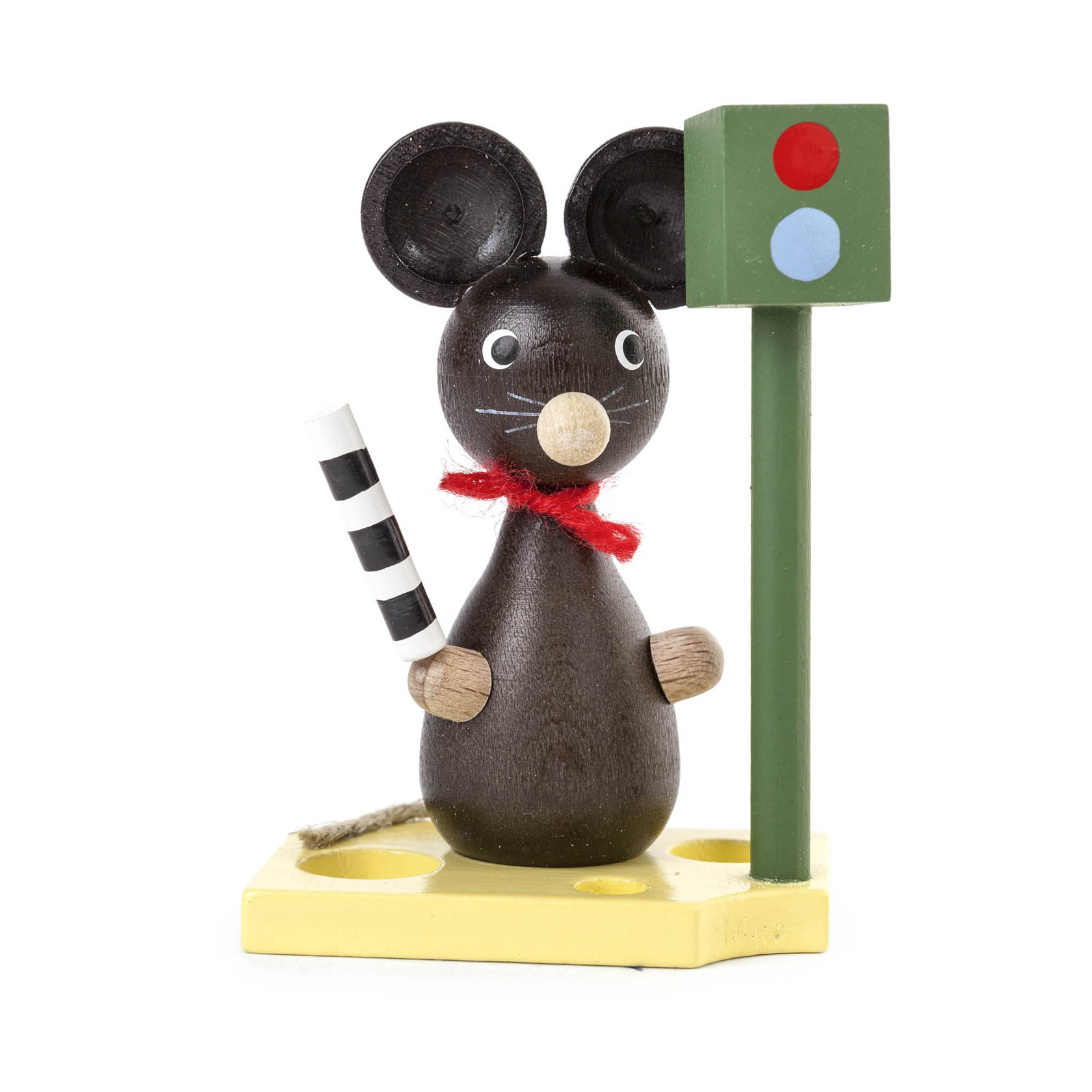 Holzfigur einer Maus mit schwarzem Körper, roten Schal und Polizeikelle neben einer Ampel, auf gelbem Untergrund. im Dregeno Online Shop günstig kaufen