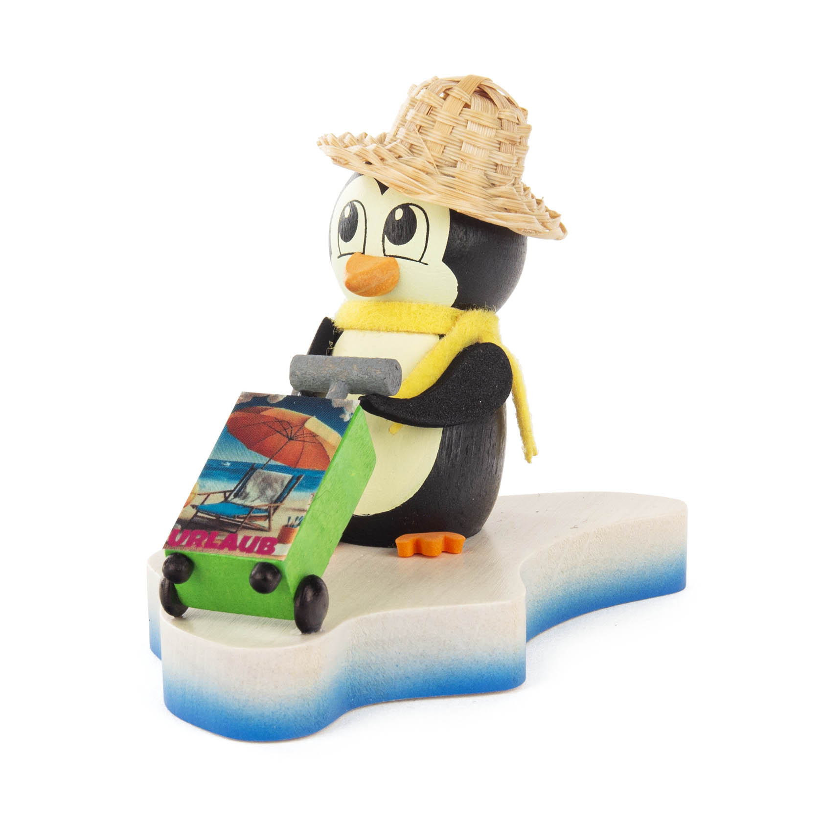 Holzfigur eines Pinguins mit Strohhut und gelbem Schal, der einen kleinen Koffer mit Urlaubsaufklebern zieht, auf einer eisförmigen Basis. im Dregeno Online Shop günstig kaufen