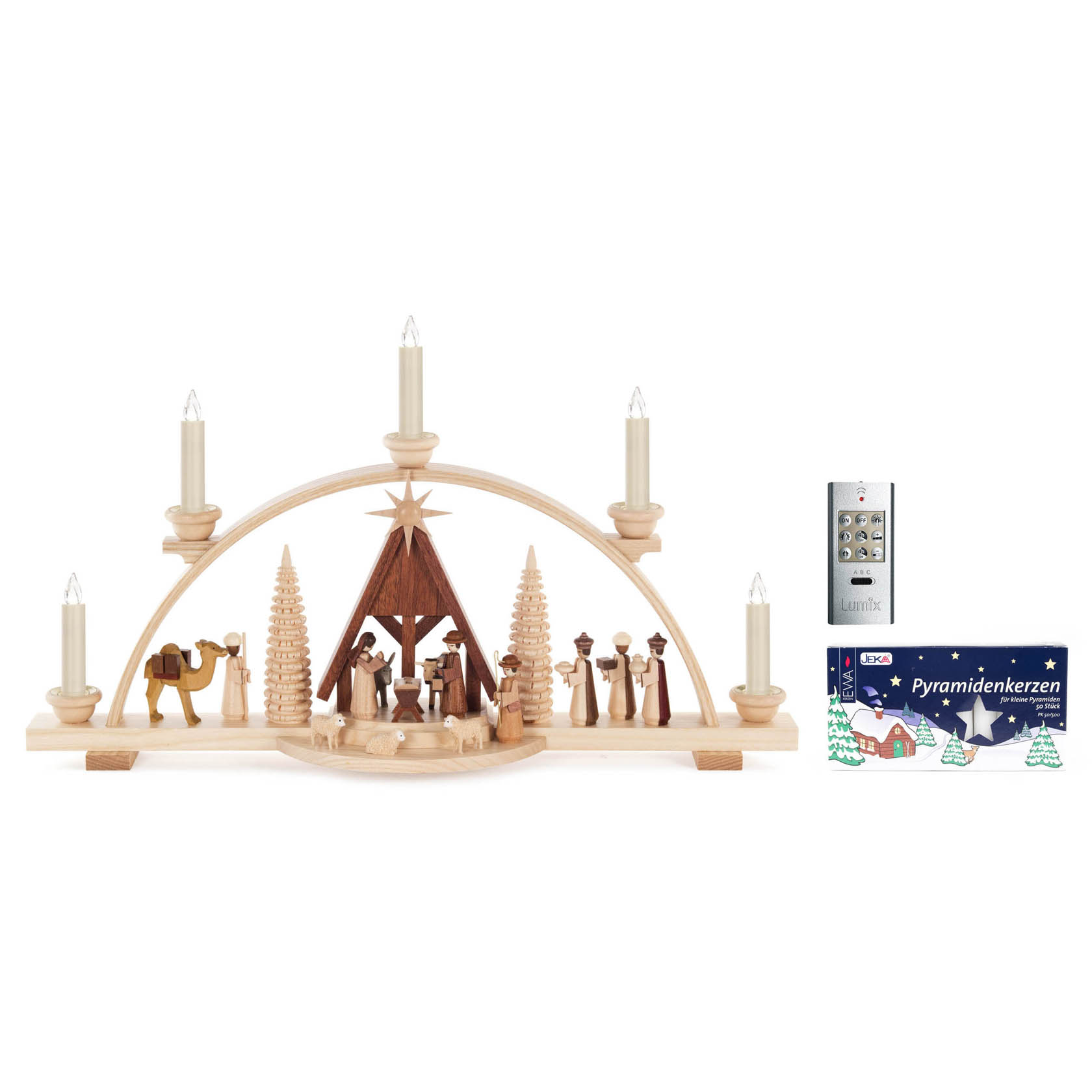 Ein hölzerner Schwibbogen zeigt die Szene der Geburt Christi, umgeben von Tannenbäumen und Figuren, inklusive 50 weißer Wachskerzen und LUMIX Set mit Fernbedienung. im Dregeno Online Shop günstig kaufen
