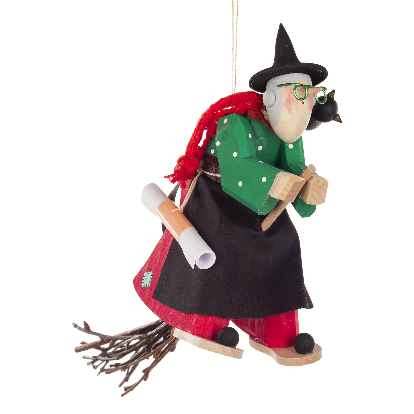 Geschnitzte Holzfigur einer Hexe mit rotem Schal und Brille, auf einem Besen reitend, während ein schwarzer Kater auf ihrer Schulter sitzt. im Dregeno Online Shop günstig kaufen