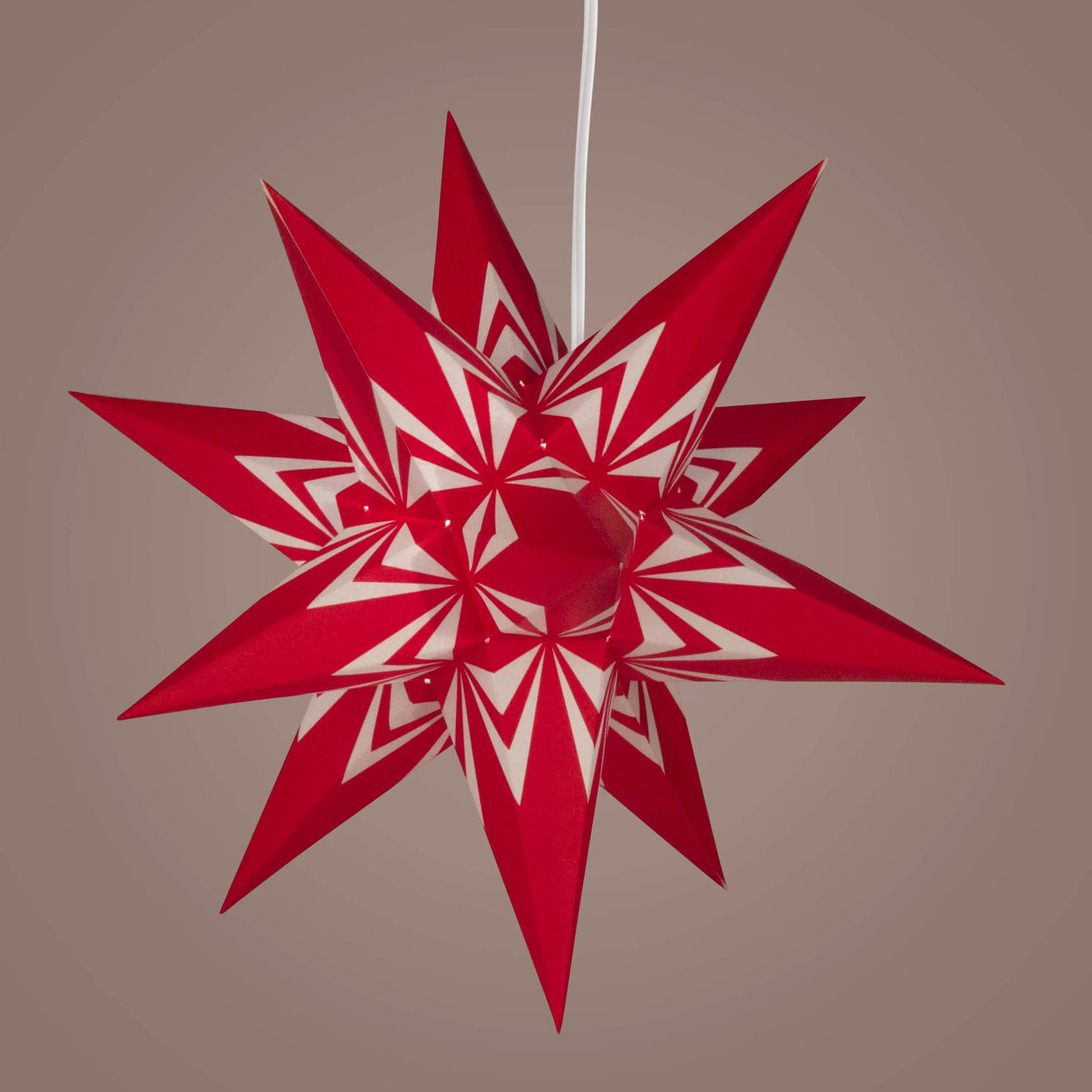 Ein roter Mini-Adventsstern mit weißen Mustern, bestehend aus vielen dreieckigen Spitzen, beleuchtet durch eine elektrische Lichtquelle.