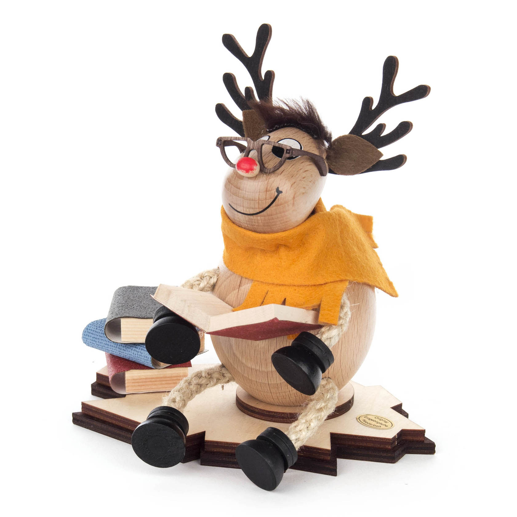 Holzfigur Elch mit Brille, Schal und roten Nase. Der Elch hält Buch in den Händen, sitzt auf Holzplattform, daneben weitere Bücher.