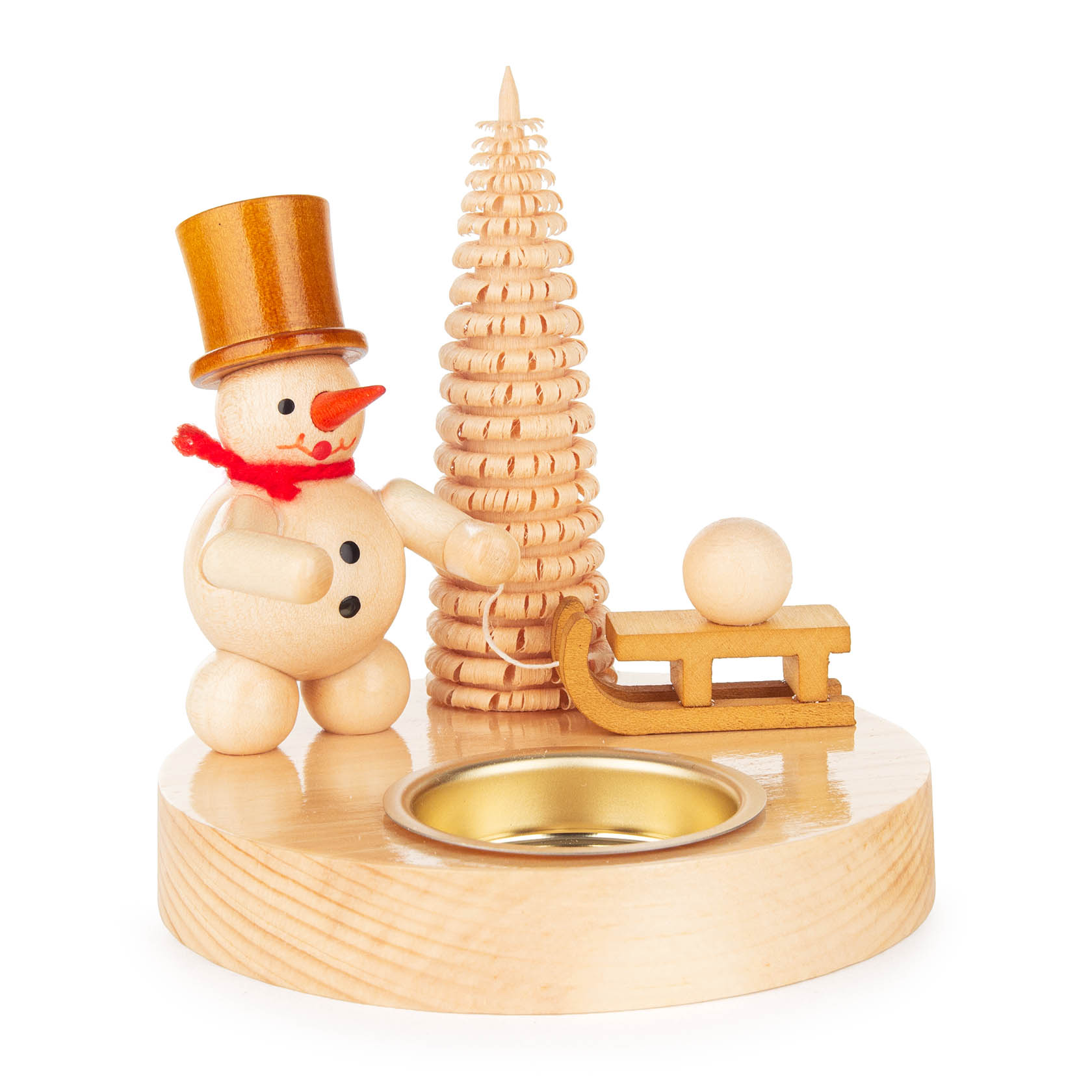 Holzfigur eines Schneemanns mit Zylinder und rotem Schal, neben einem fein geschnitzten Baum und einem kleinen Schlitten mit Kugel. Teelichthalter vorne. im Dregeno Online Shop günstig kaufen