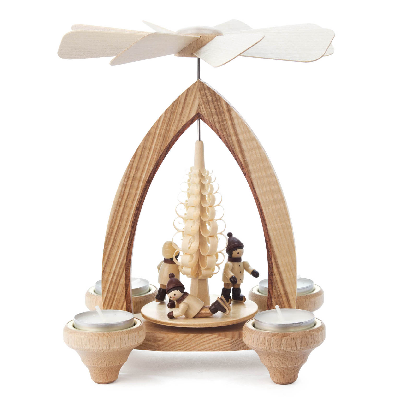 Holzpyramide mit Eisläufern aus Holz um einen mit Kerzenhalterungen versehenen zentralen Weihnachtsbaum, geeignet für vier Teelichter. im Dregeno Online Shop günstig kaufen