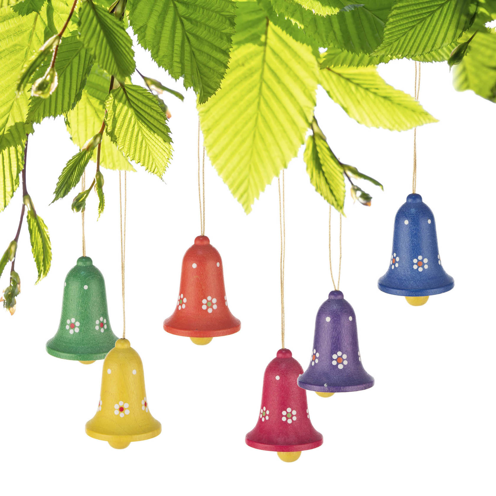 Sechs bunte, bemalte Glocken hängen an Zweigen mit grünen Blättern. Jede Glocke hat eine andere Farbe und weiße Blumenmuster.