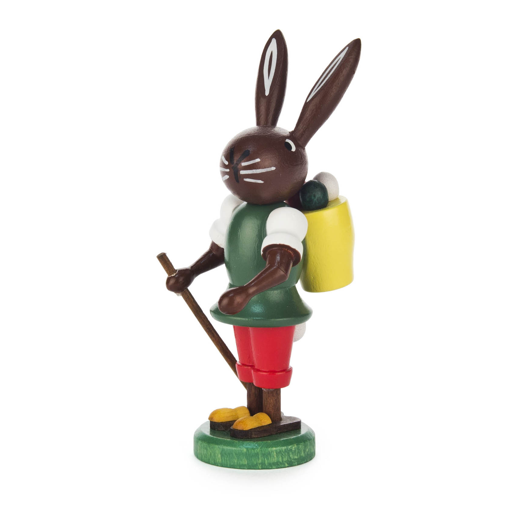 Holzfigur eines stehenden Hasen mit grünem Hemd, roter Hose, gelbem Rucksack, Wanderstock und Strohhut. im Dregeno Online Shop günstig kaufen