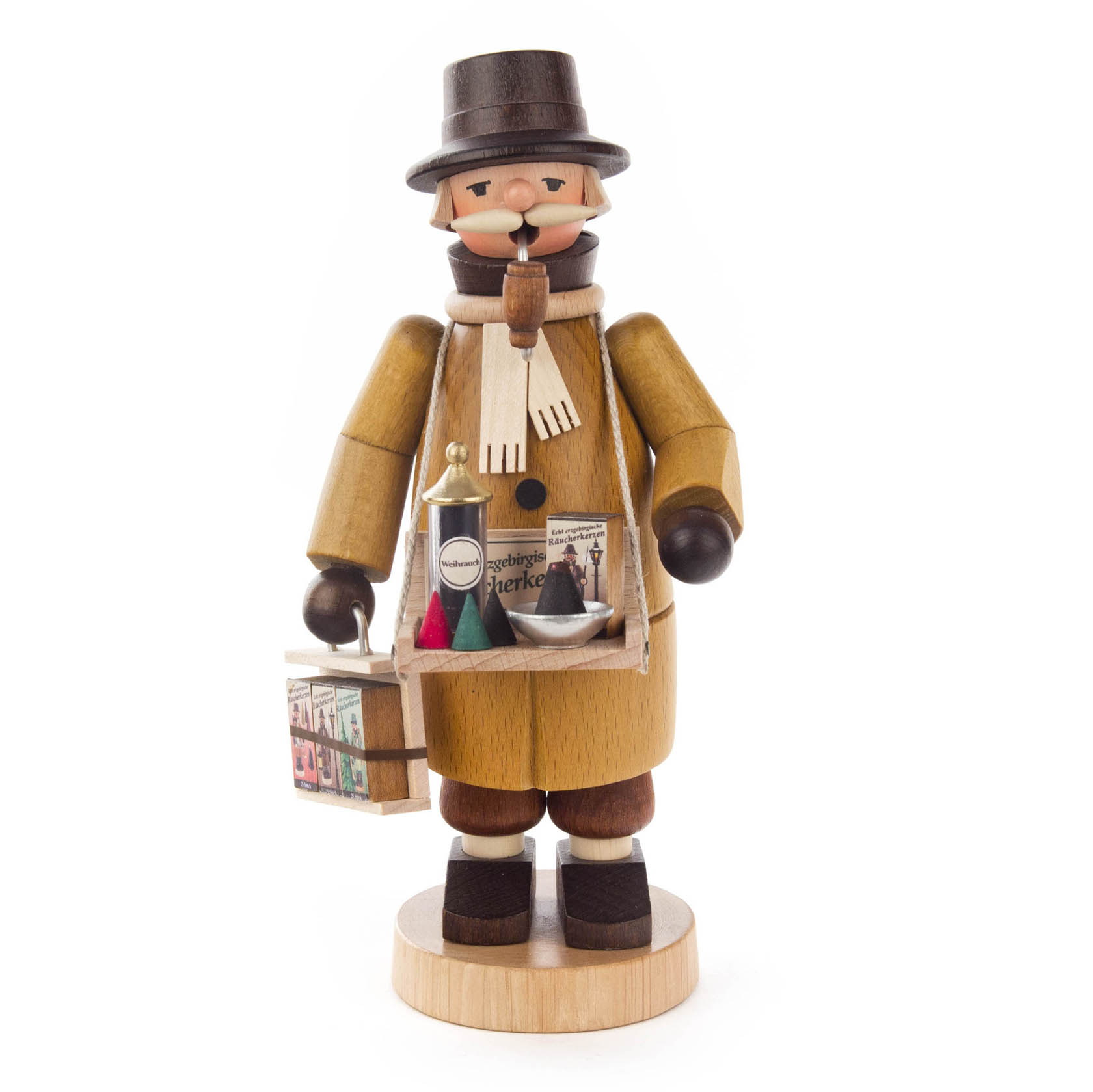 Holzfigur eines Räuchermanns, der als Verkäufer von Räucherkerzen gekleidet ist. Er trägt einen braunen Mantel, Schal, Hut und hält einen Präsentationskorb mit Räucherkerzen. im Dregeno Online Shop günstig kaufen