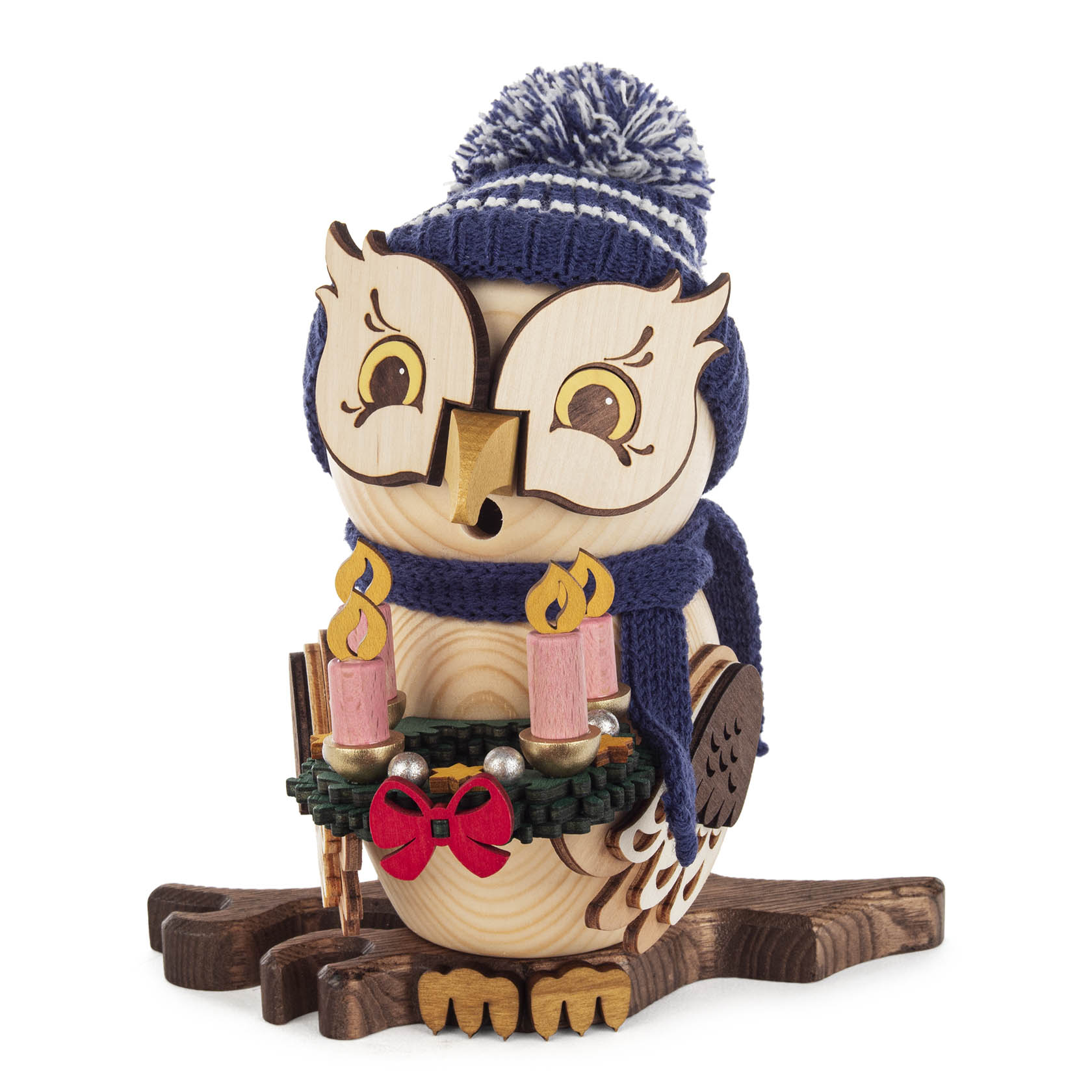 Holzeule mit gestricktem Mütze und Schal hält einen Lichterkranz mit brennenden Kerzen aus Keramik oder Holz.