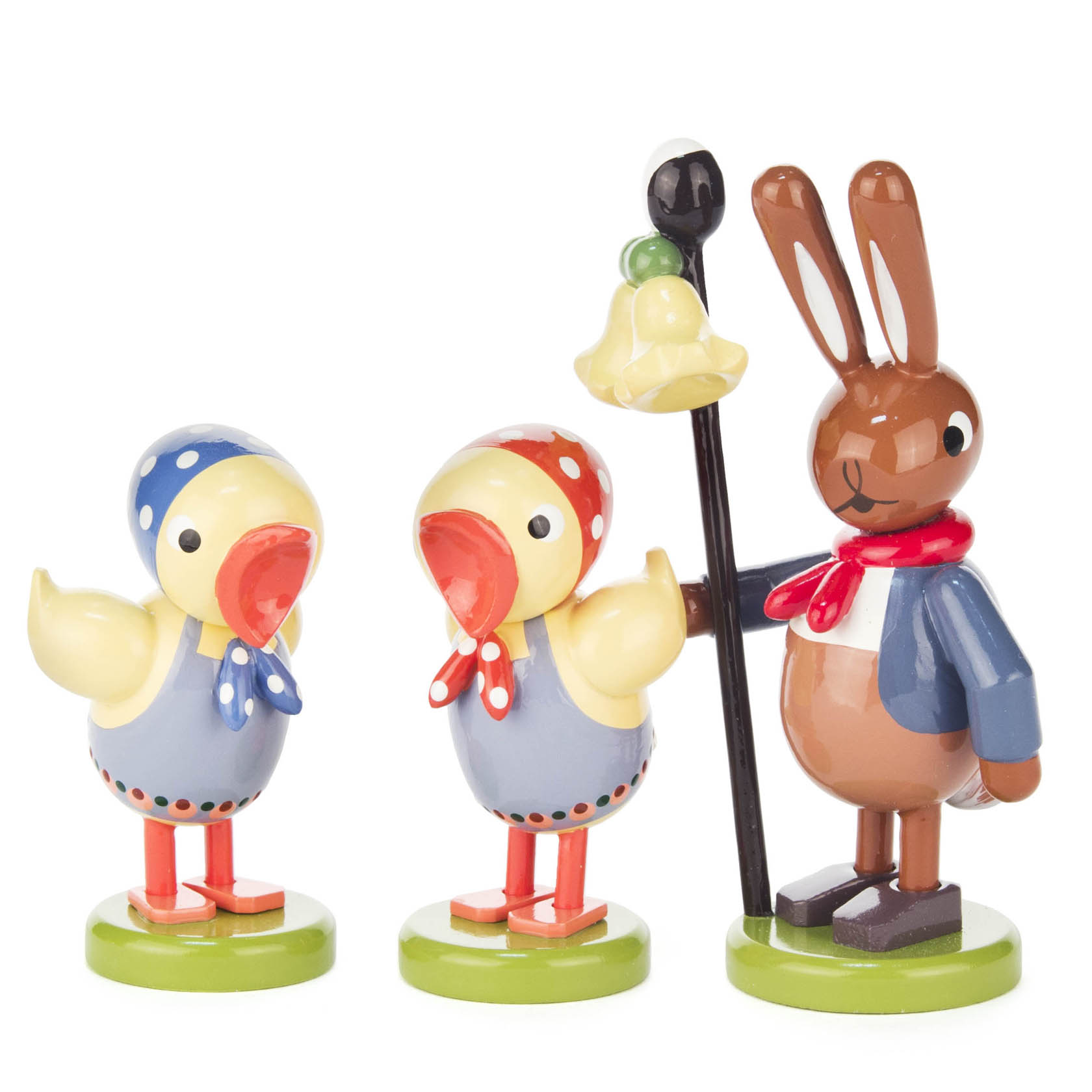 Drei Osterfiguren: Ein bemalter Hase mit Hut und Stock neben zwei bemalten Küken mit Schürzen. im Dregeno Online Shop günstig kaufen