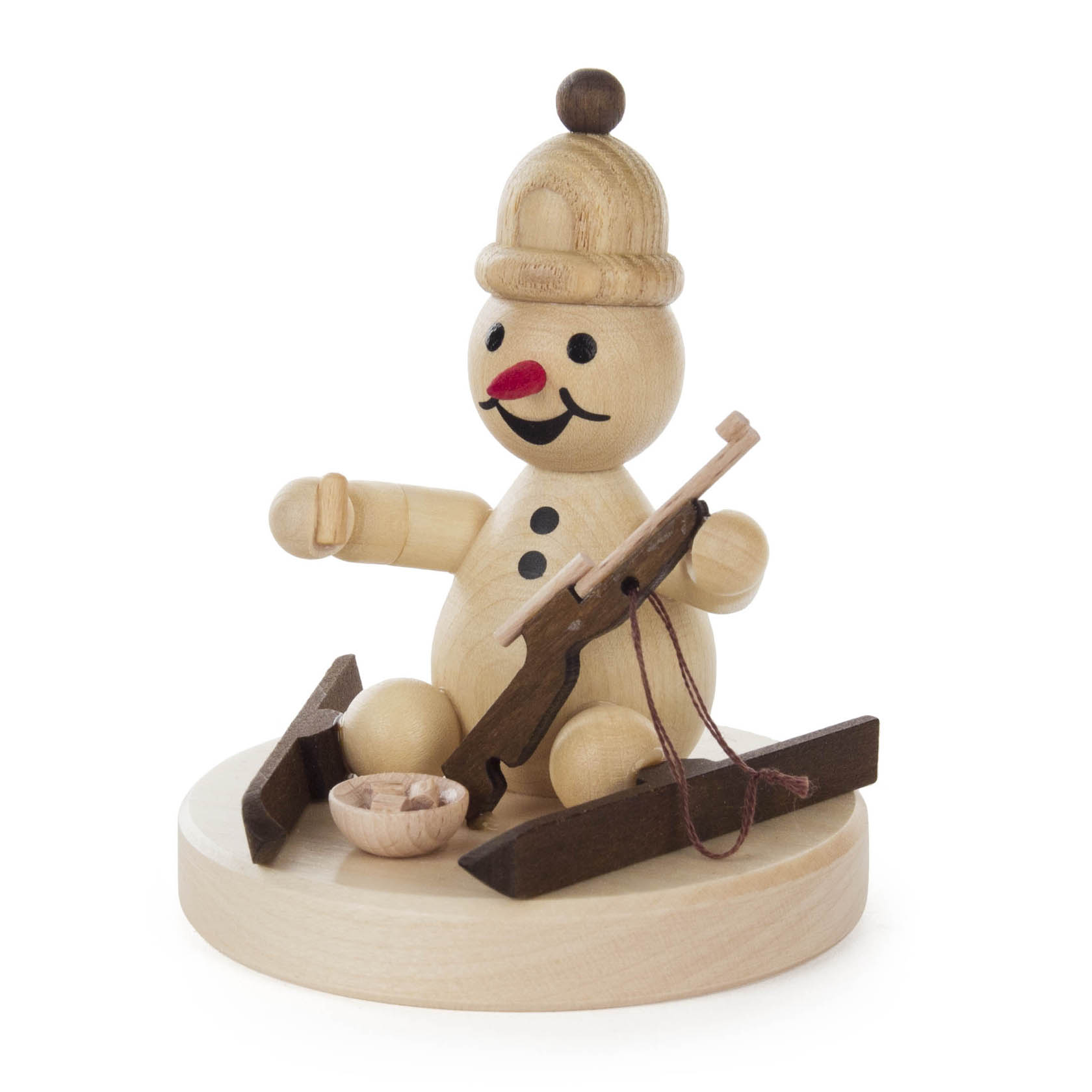 Holzfigur eines sitzenden Schneemanns mit Mütze. Er hält ein Gewehr und sitzt auf kleinen Skiern mit einem kleinen Topf daneben. im Dregeno Online Shop günstig kaufen