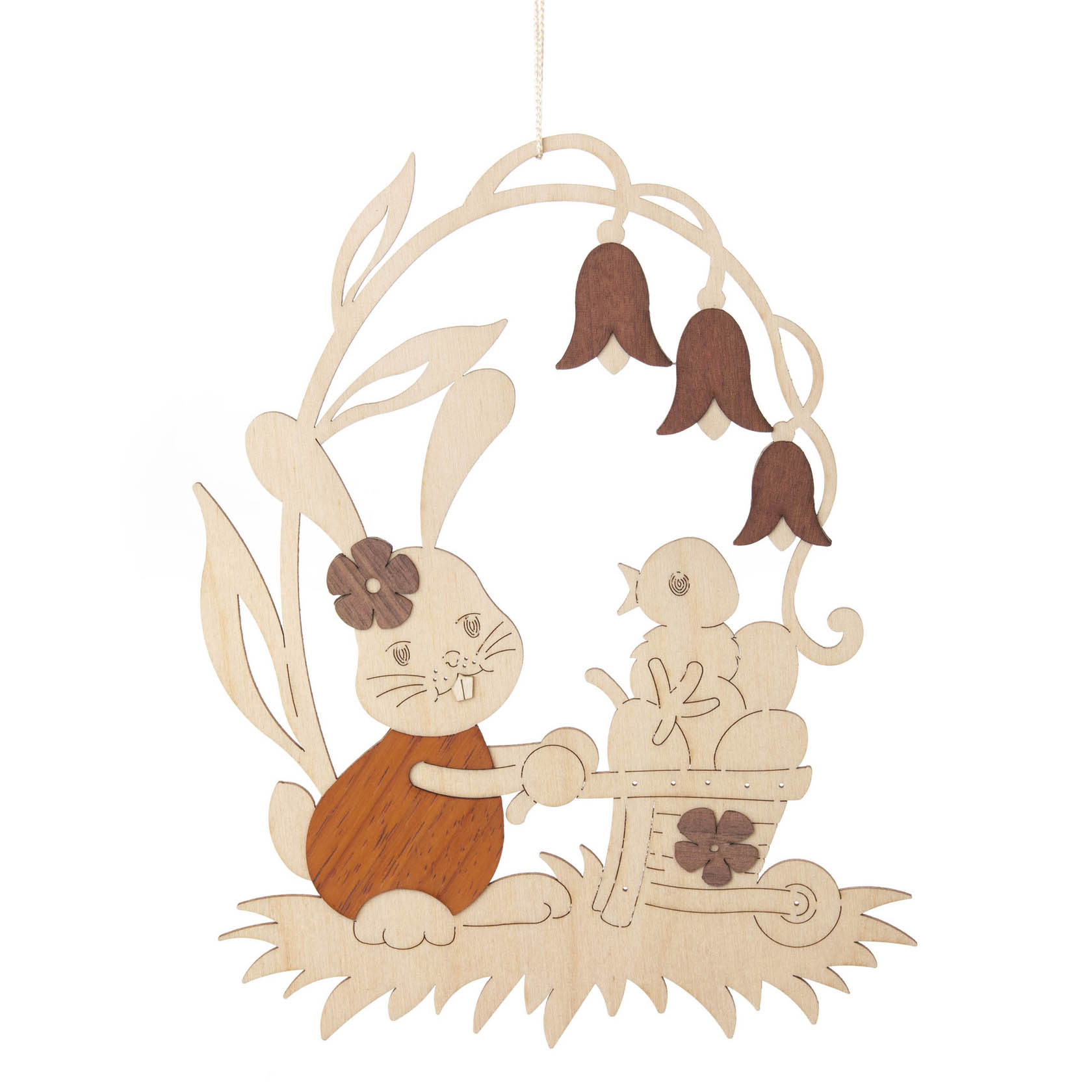 Ein Holzfensterbild zeigt einen fröhlichen Hasen mit einer Blume am Ohr, der eine Schubkarre mit einem Vogel und Eiern schiebt. Oben hängen Glockenblumen. im Dregeno Online Shop günstig kaufen