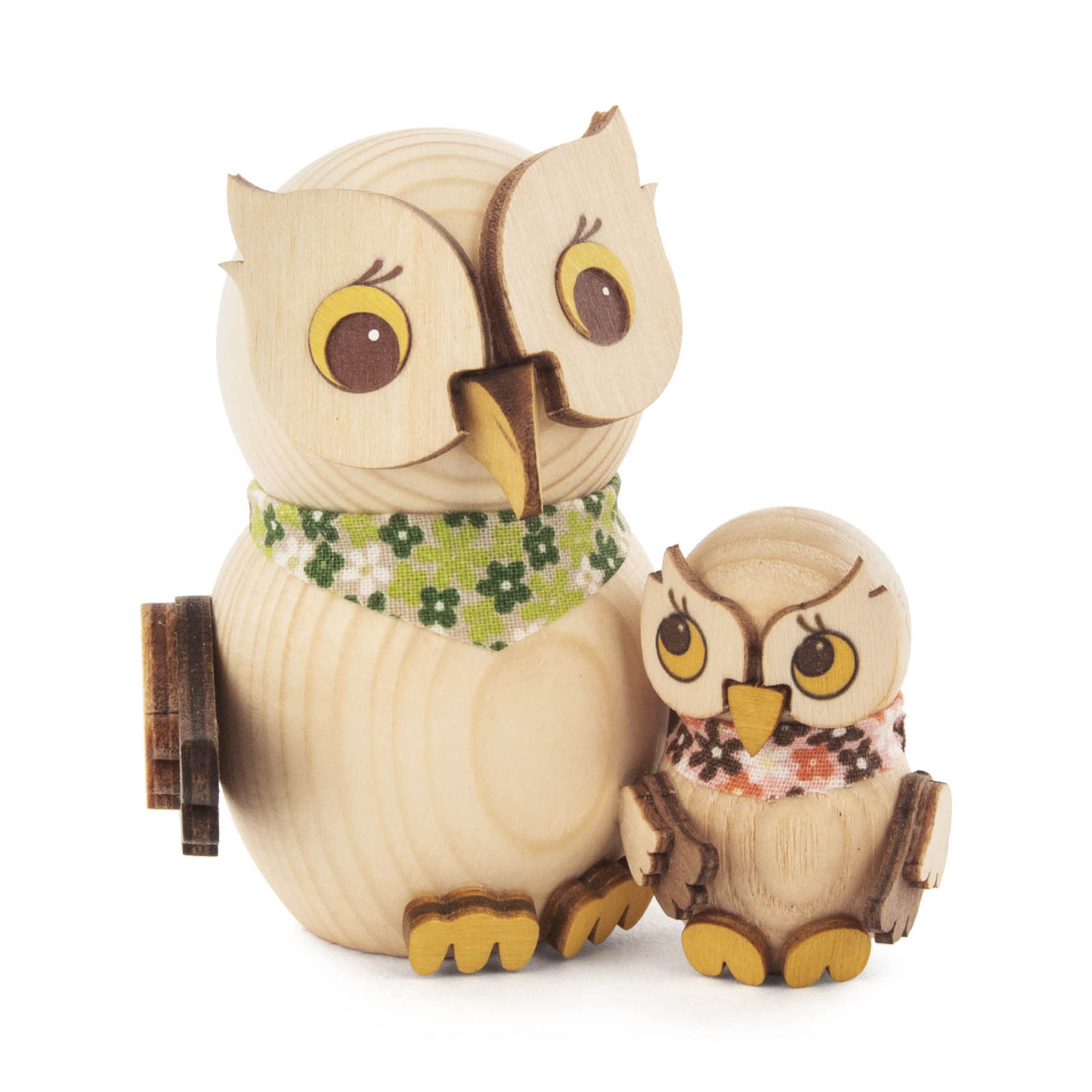 Zwei handgefertigte, aus Holz geschnitzte Eulenfiguren. Die größere Eule trägt ein grün-blumiges Halstuch, die kleinere ein rot-blumiges Halstuch. im Dregeno Online Shop günstig kaufen