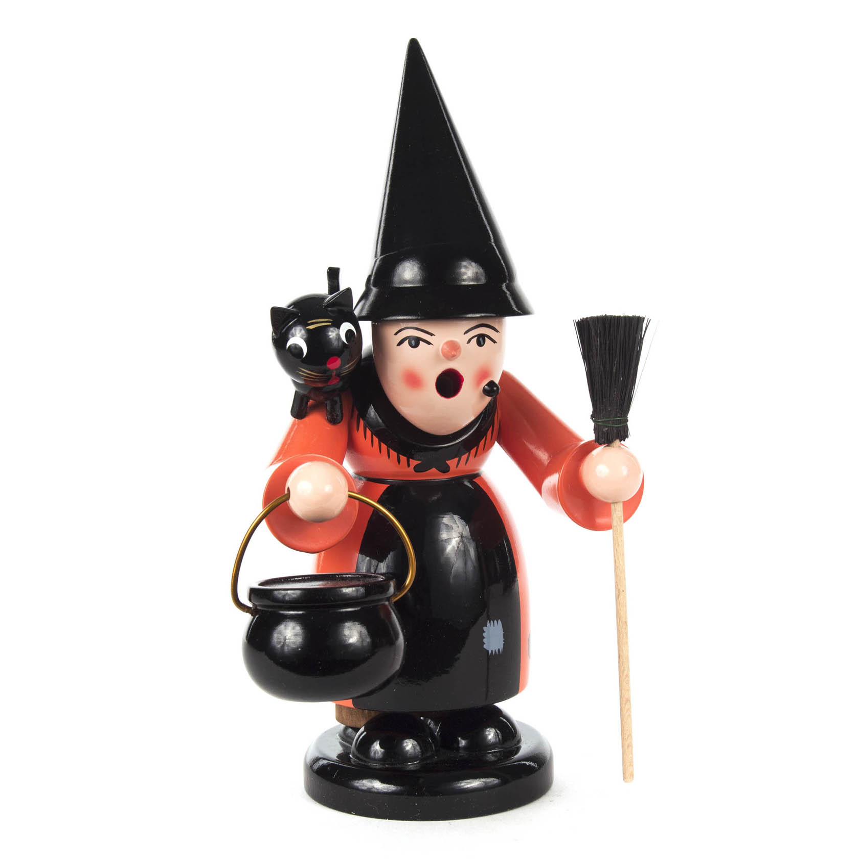 Holzfigur einer Hexe mit schwarzem Hut, roter Schürze, die einen Besen in einer Hand und einen Kessel in der anderen Hand hält, mit schwarzer Katze auf der Schulter. im Dregeno Online Shop günstig kaufen