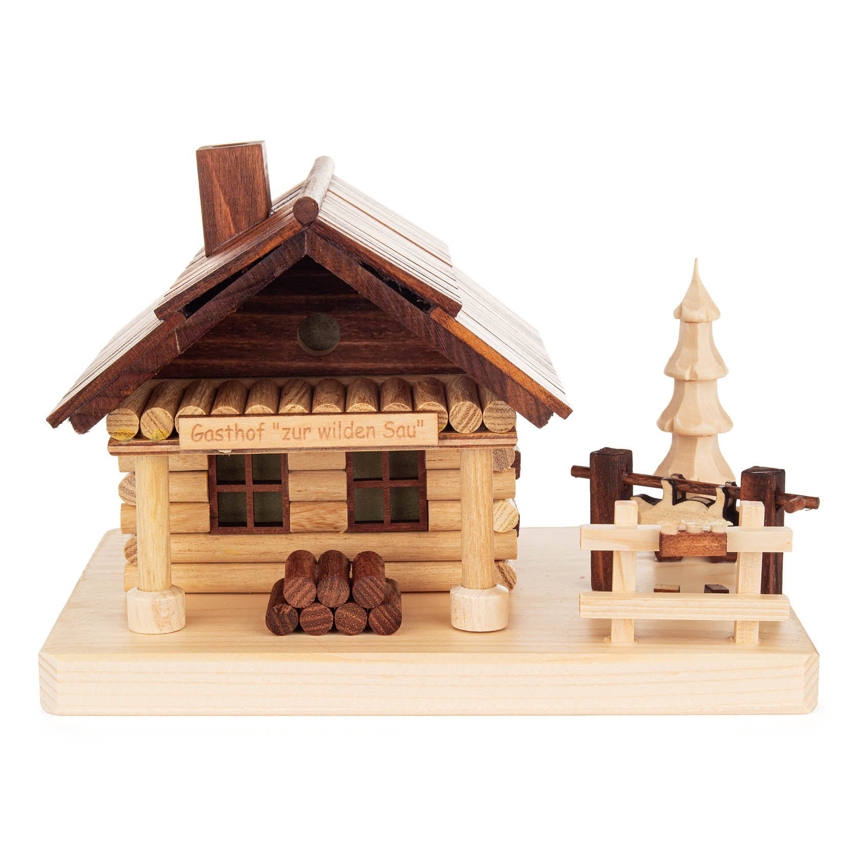 Holzmodell eines Räucherhauses namens 'Gasthof zur wilden Sau' mit Schornstein, Balkenstruktur und kleinen Details wie einem Holzzaun und Baum.